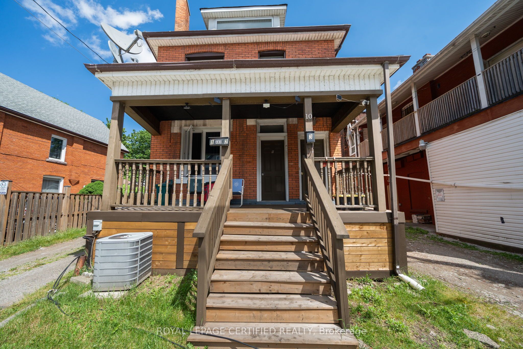 10 Fairleigh Avenue N Property Photo 2