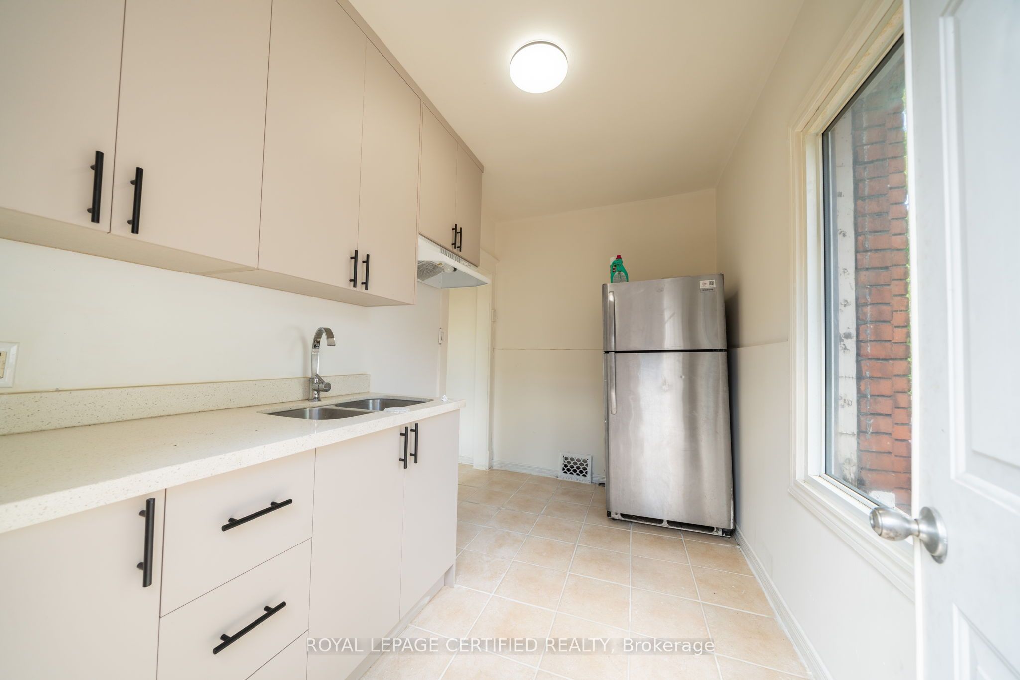 10 Fairleigh Avenue N Property Photo 4