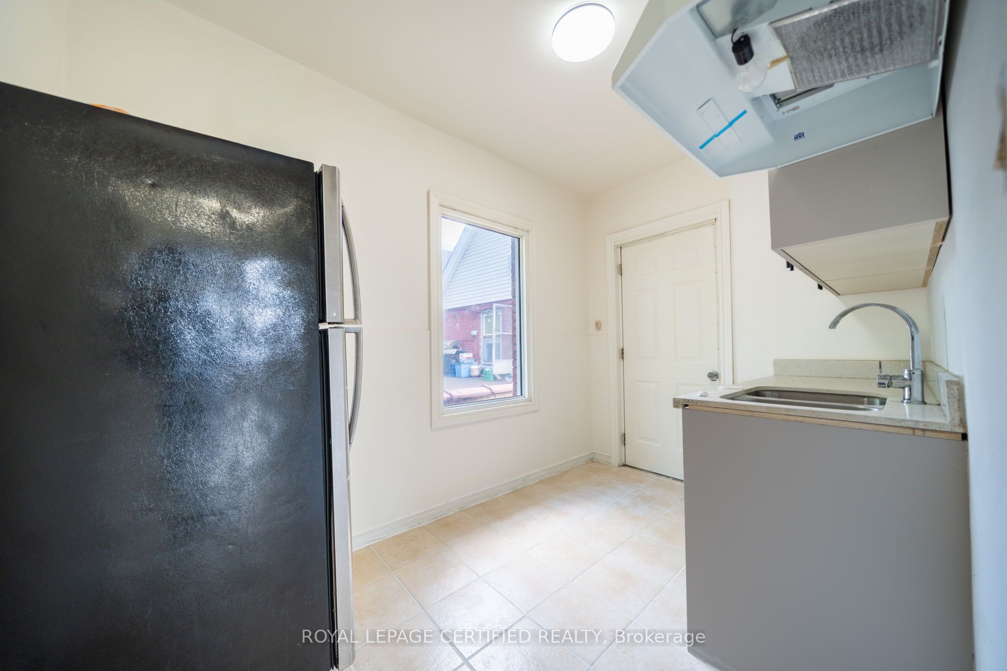 10 Fairleigh Avenue N Property Photo 5