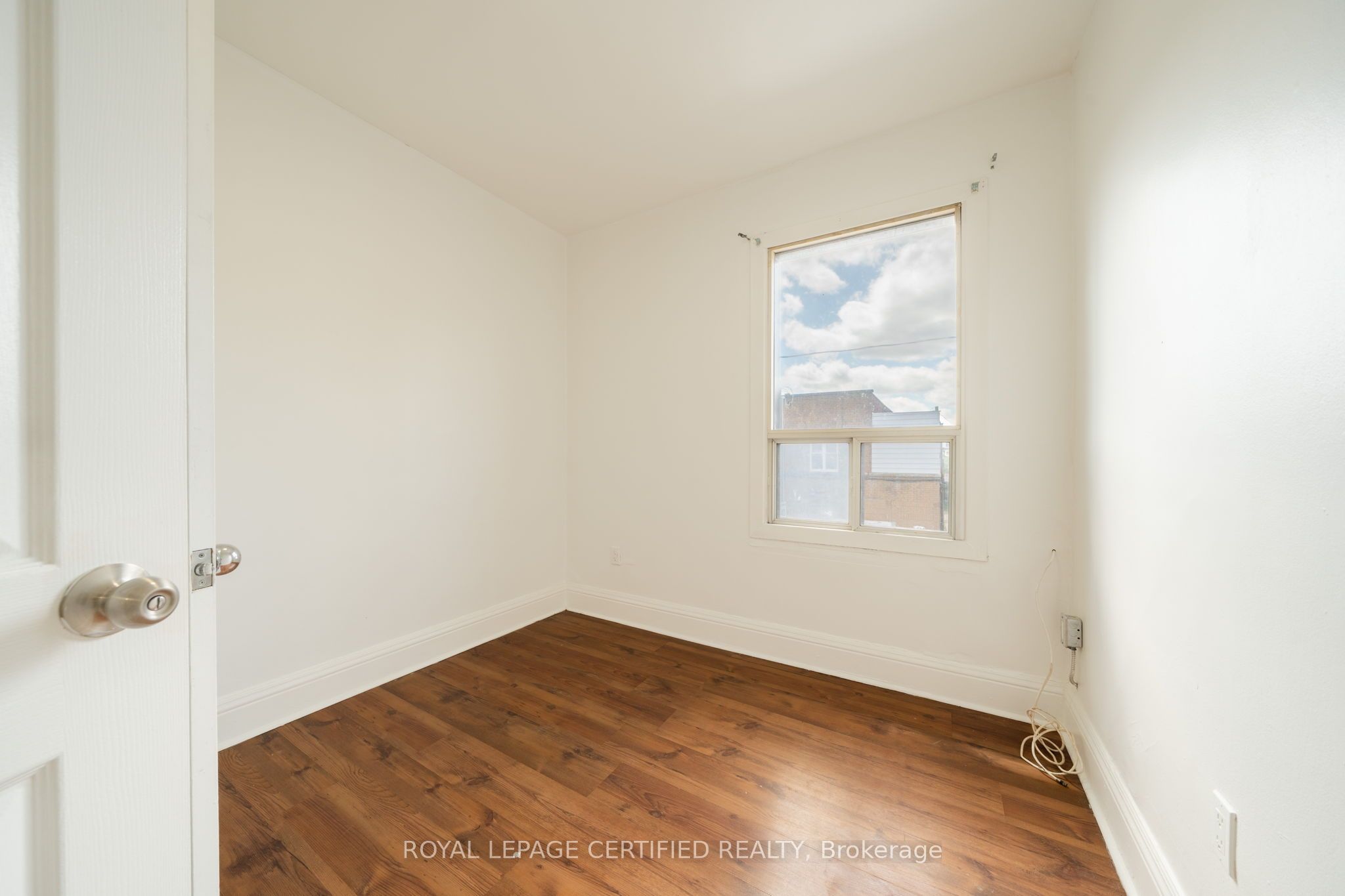 10 Fairleigh Avenue N Property Photo 7