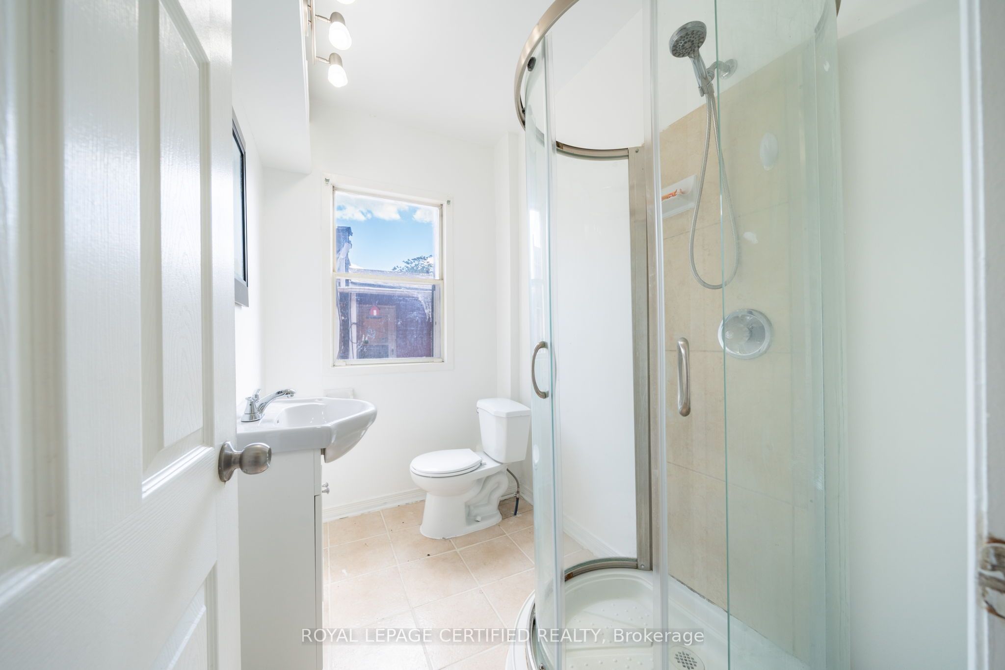 10 Fairleigh Avenue N Property Photo 9