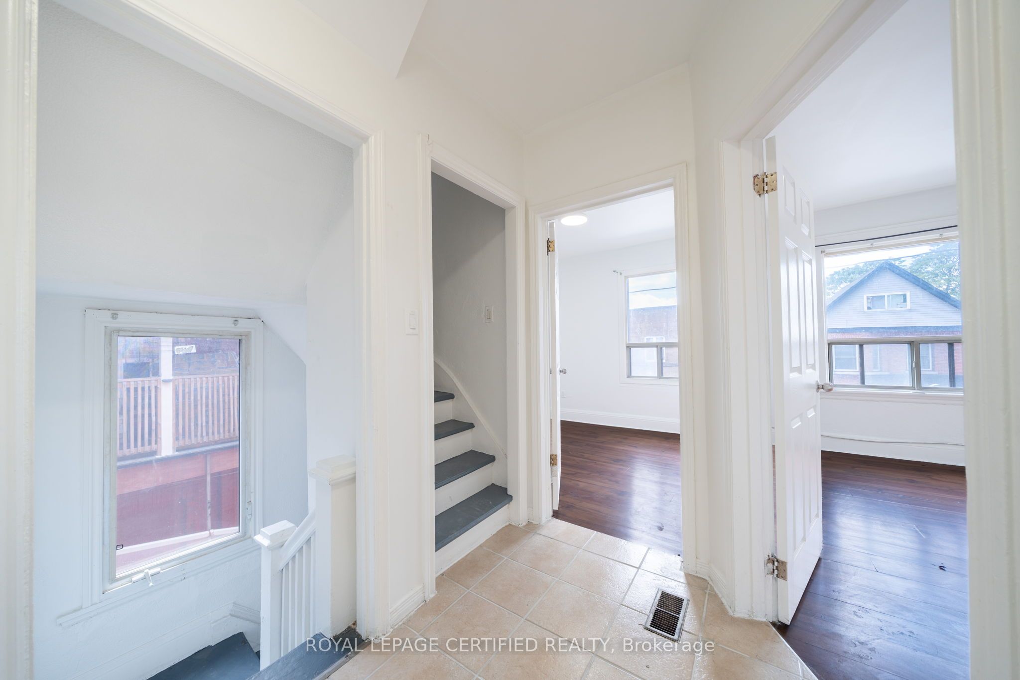10 Fairleigh Avenue N Property Photo 18