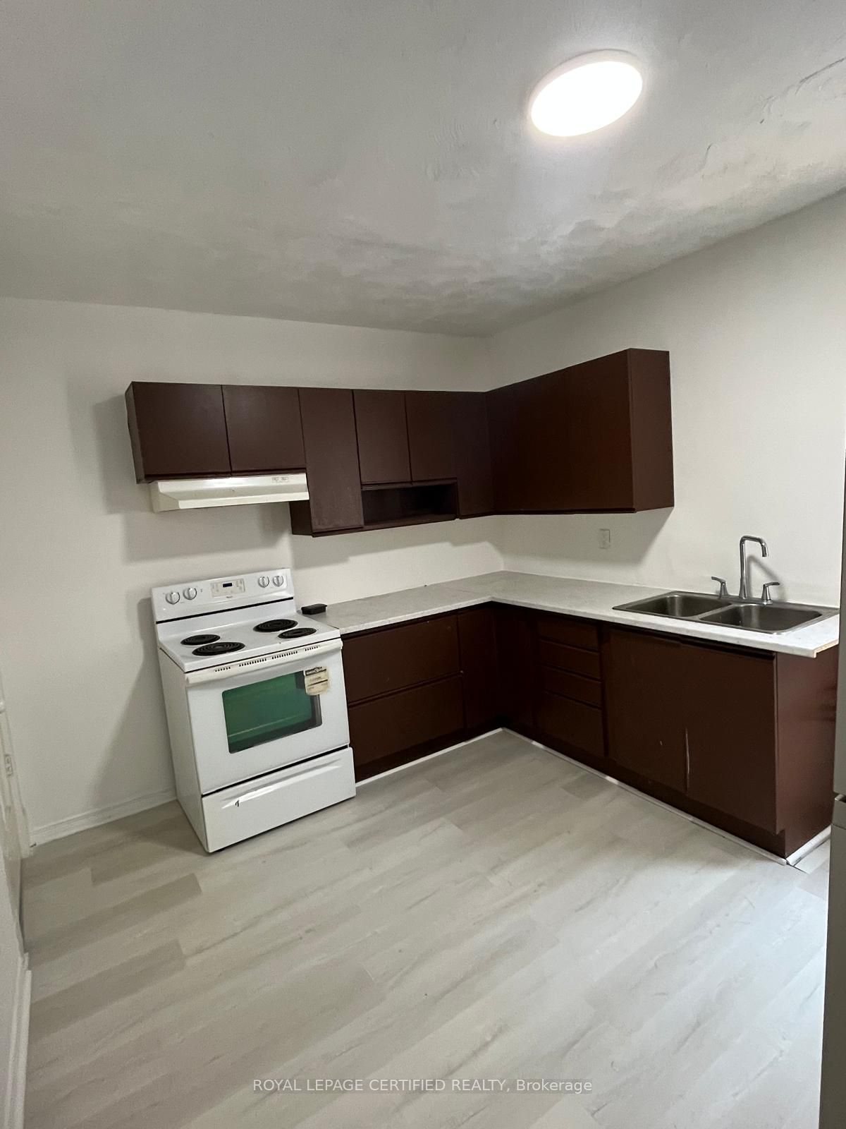 10 Fairleigh Avenue N Property Photo 21