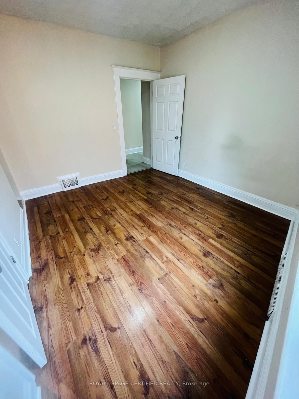 10 Fairleigh Avenue N Property Photo 26