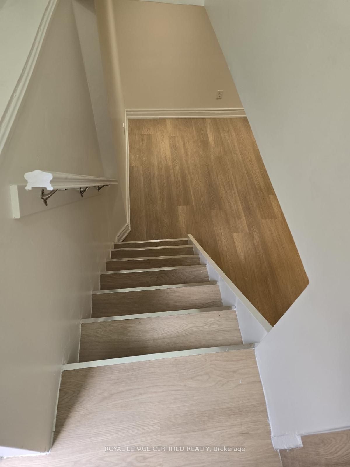 10 Fairleigh Avenue N Property Photo 29