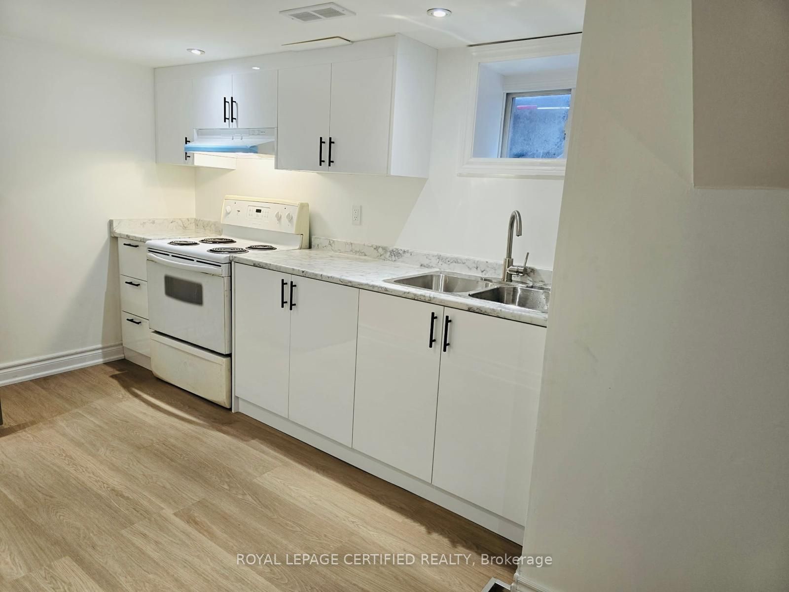 10 Fairleigh Avenue N Property Photo 35