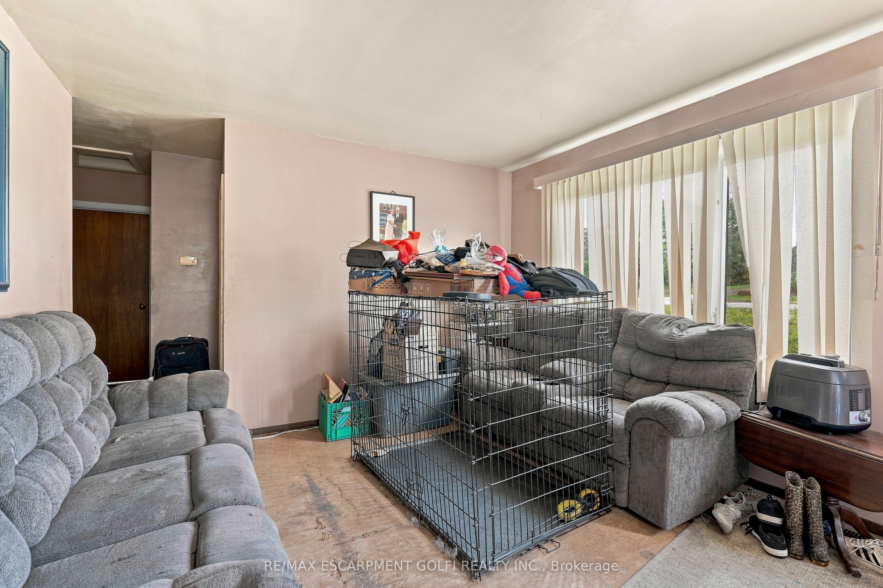 663 Ridge Road W Property Photo 3
