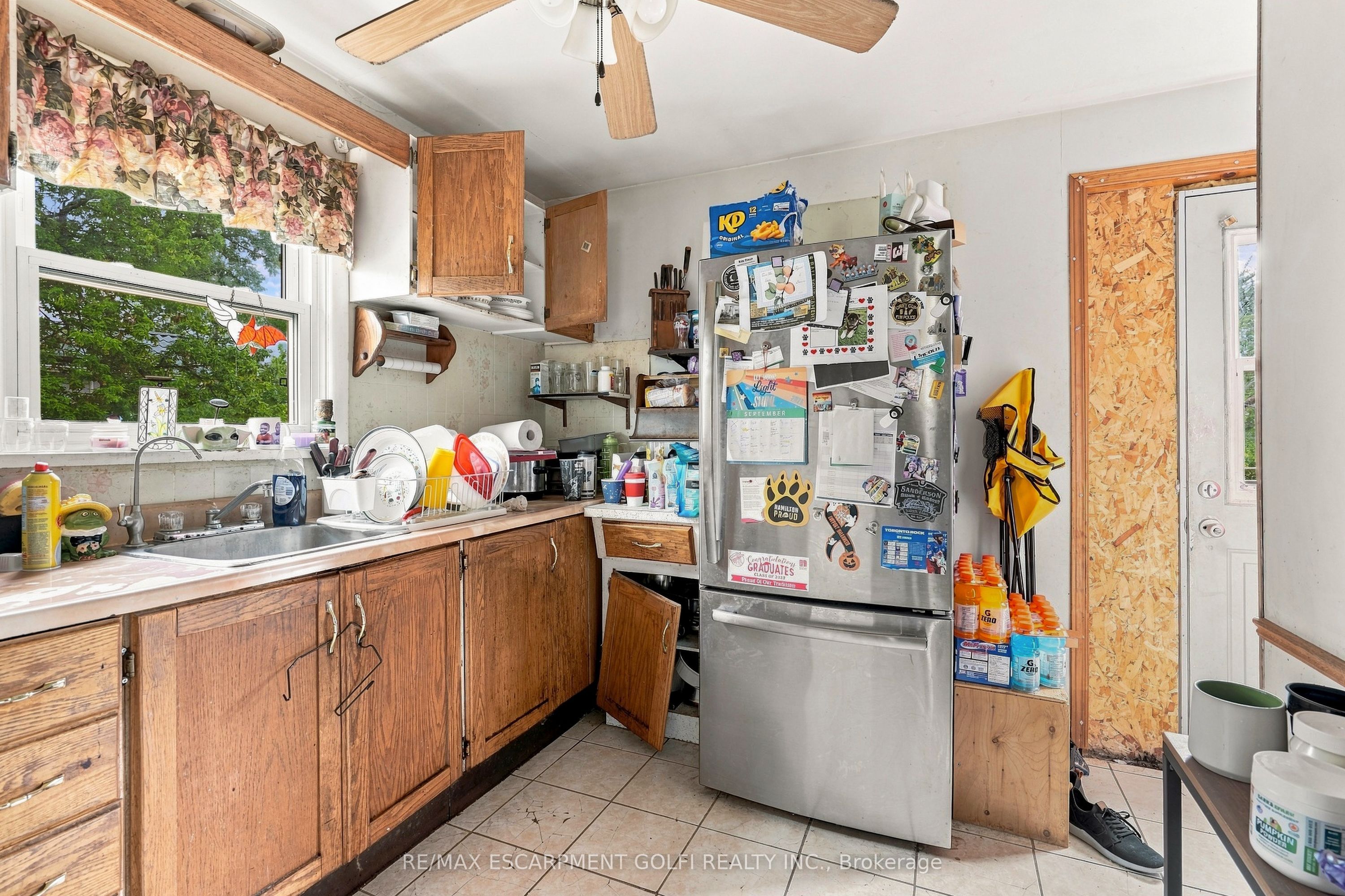 663 Ridge Road W Property Photo 4