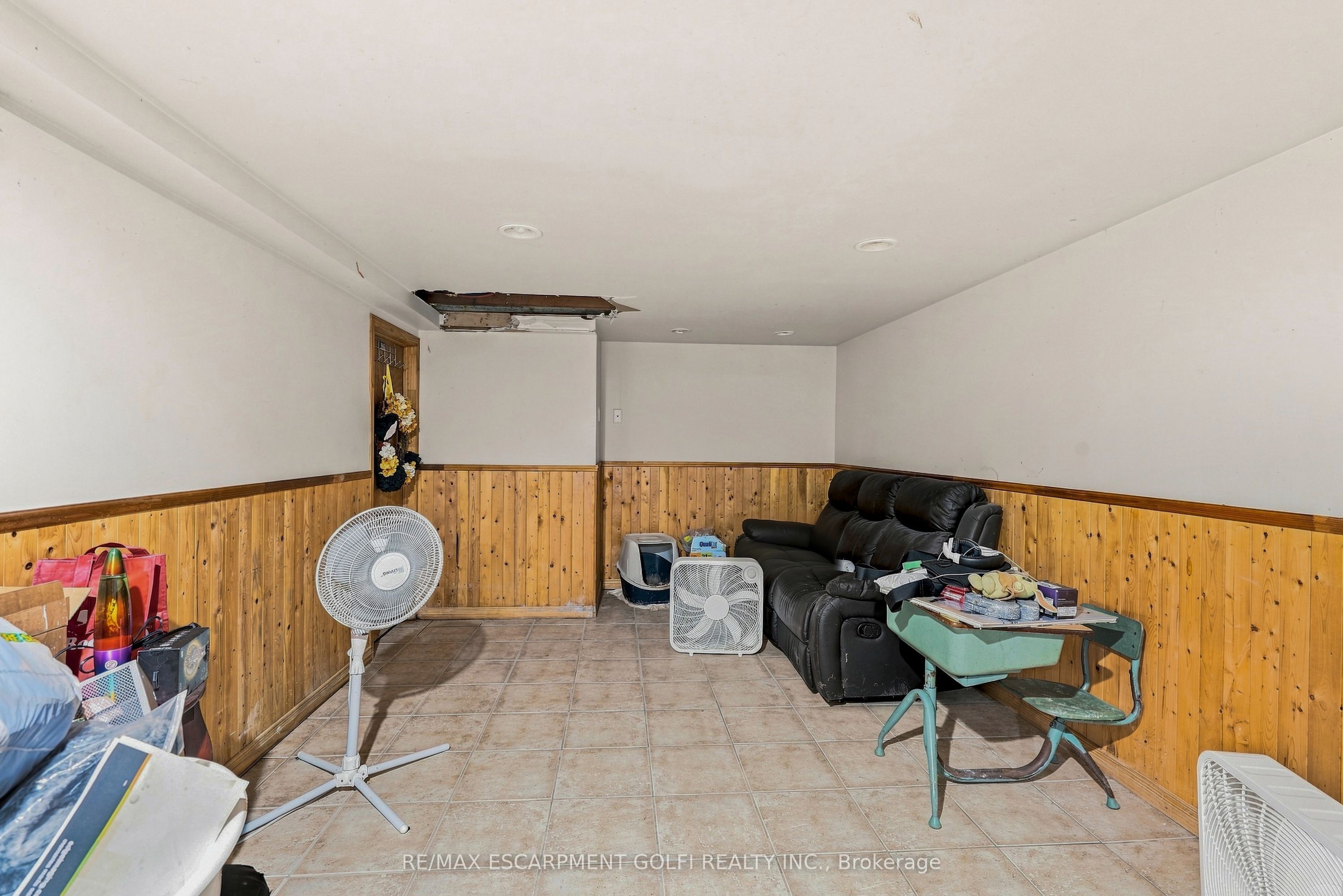 663 Ridge Road W Property Photo 9
