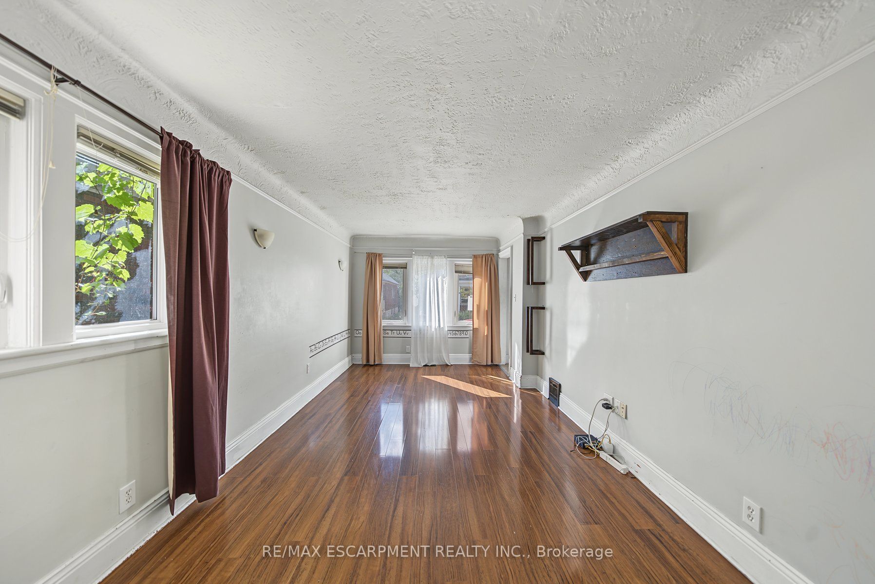 270 Weir Street N Property Photo 7