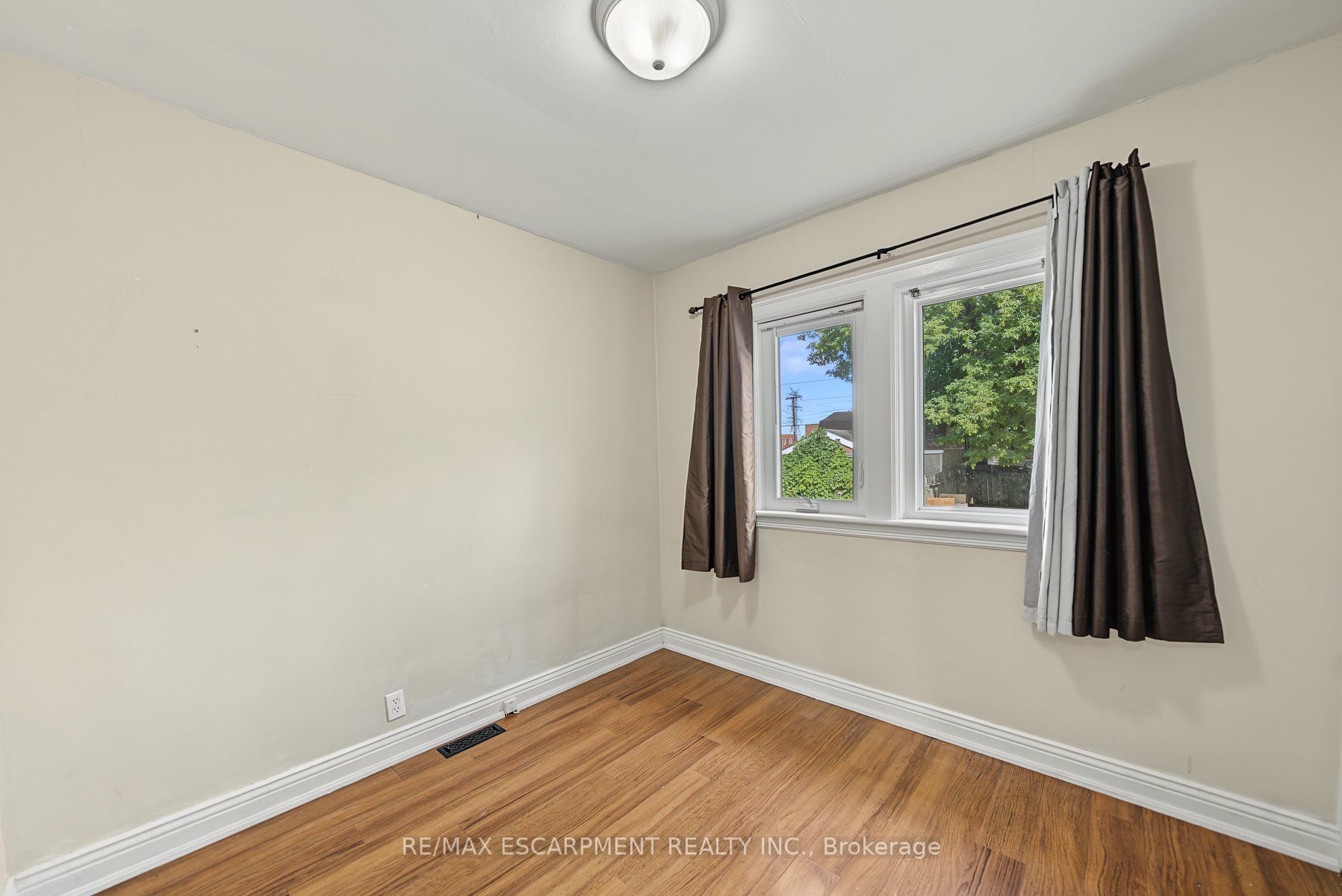 270 Weir Street N Property Photo 10