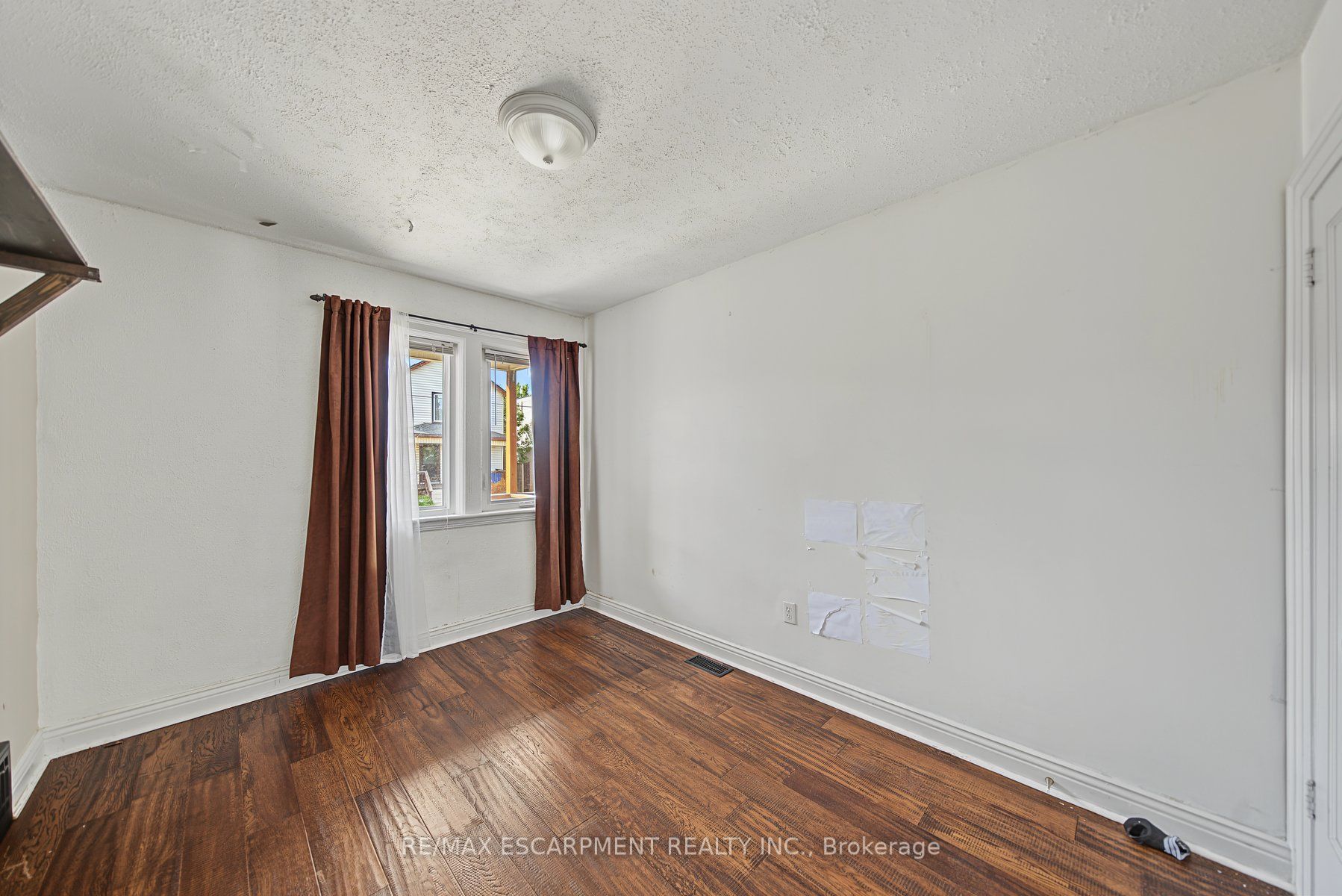 270 Weir Street N Property Photo 11