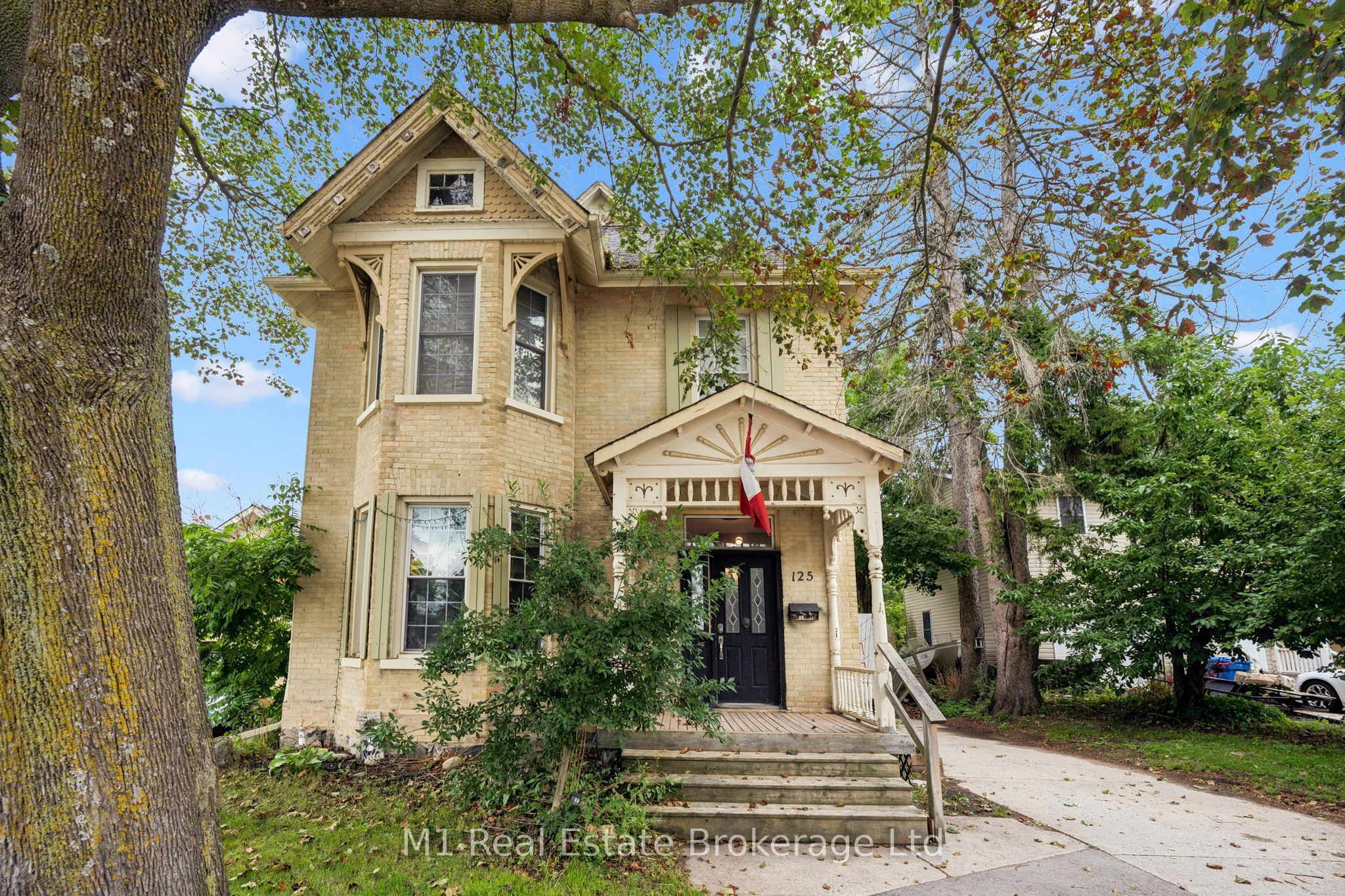 125 Elora Street S Property Photo 1