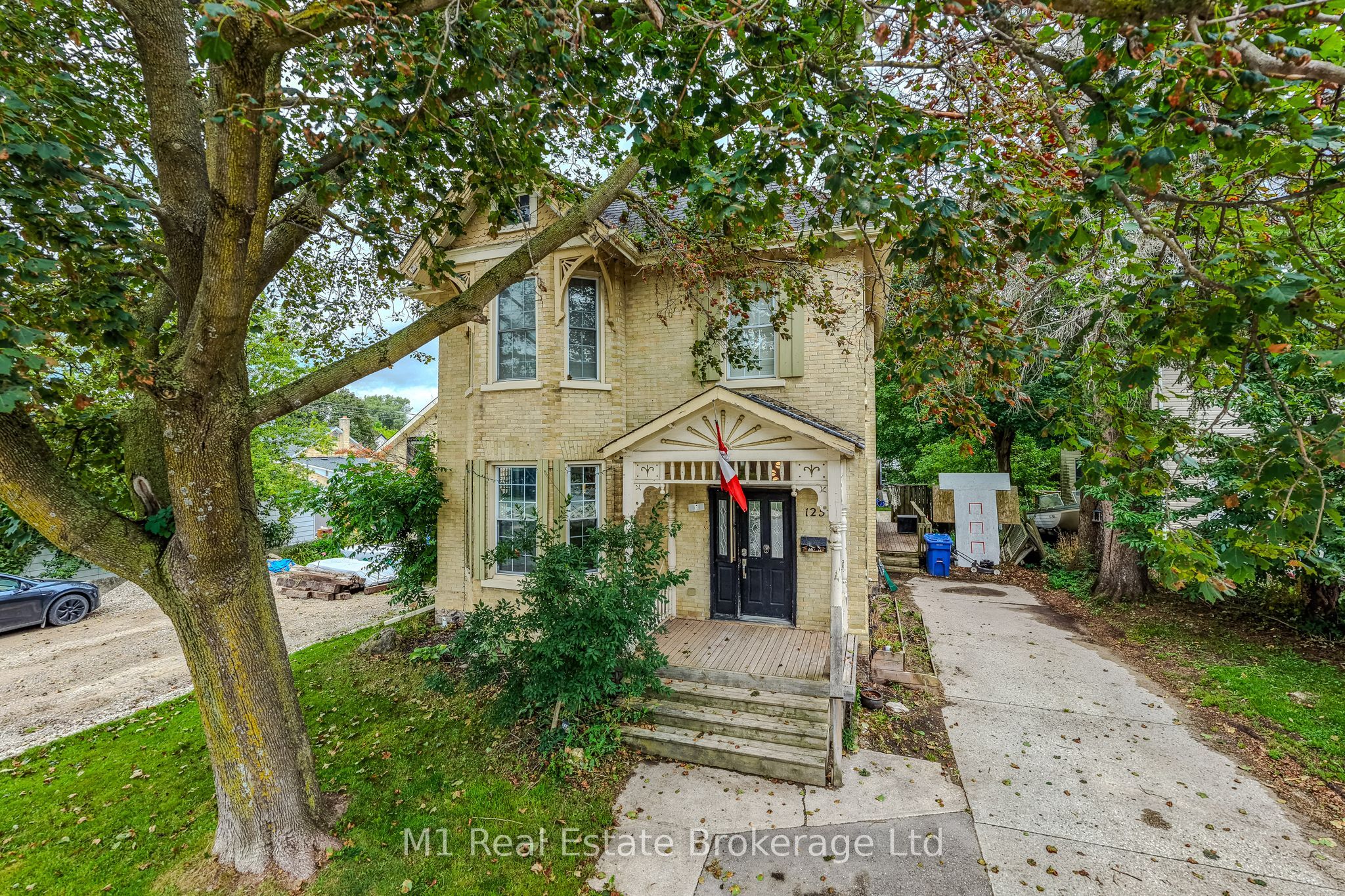 125 Elora Street S Property Photo 4