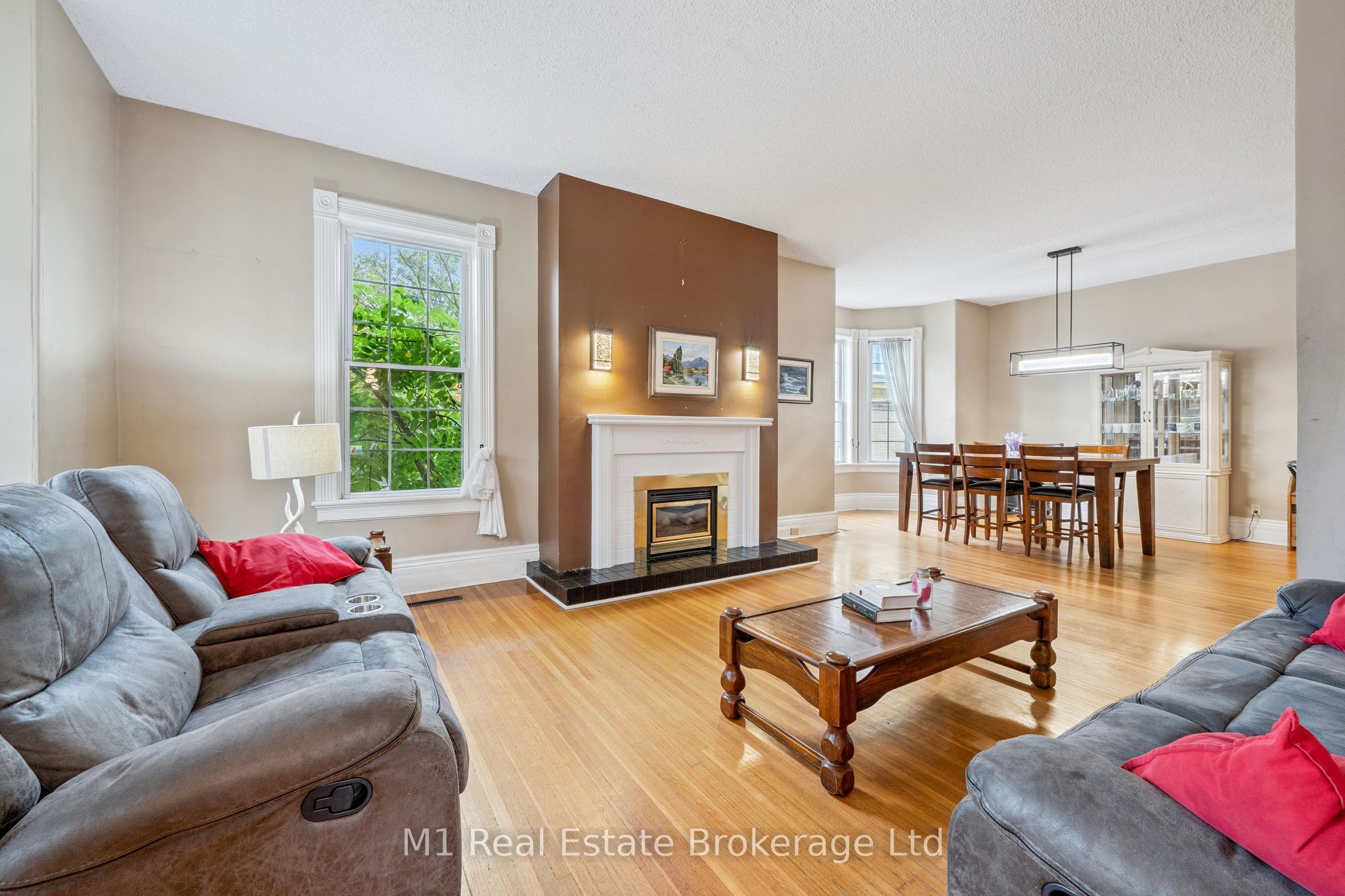125 Elora Street S Property Photo 8