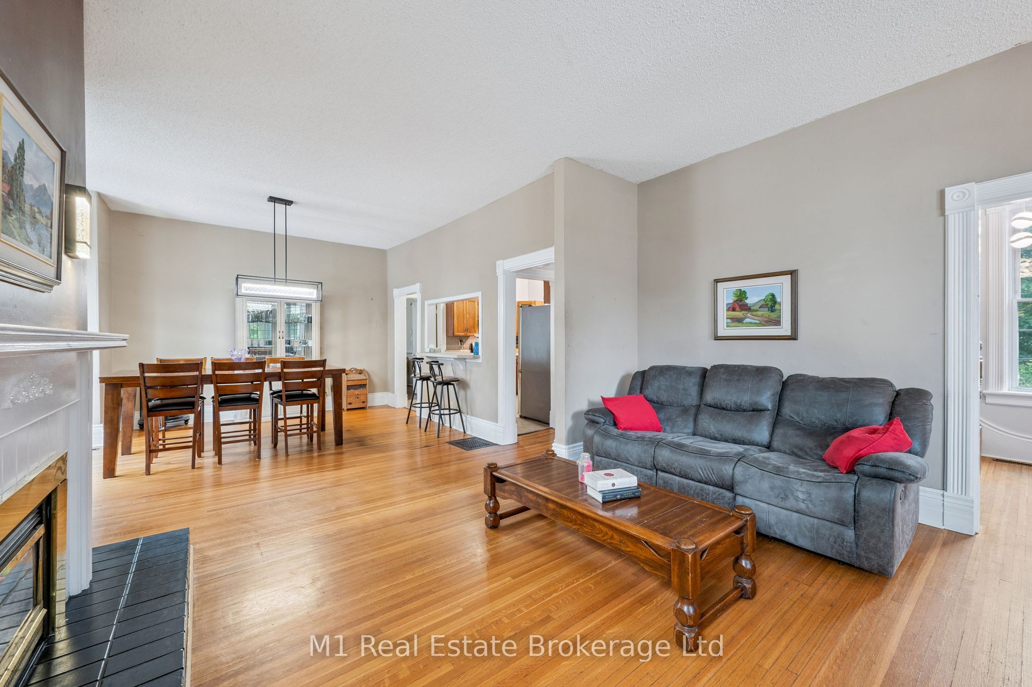 125 Elora Street S Property Photo 11