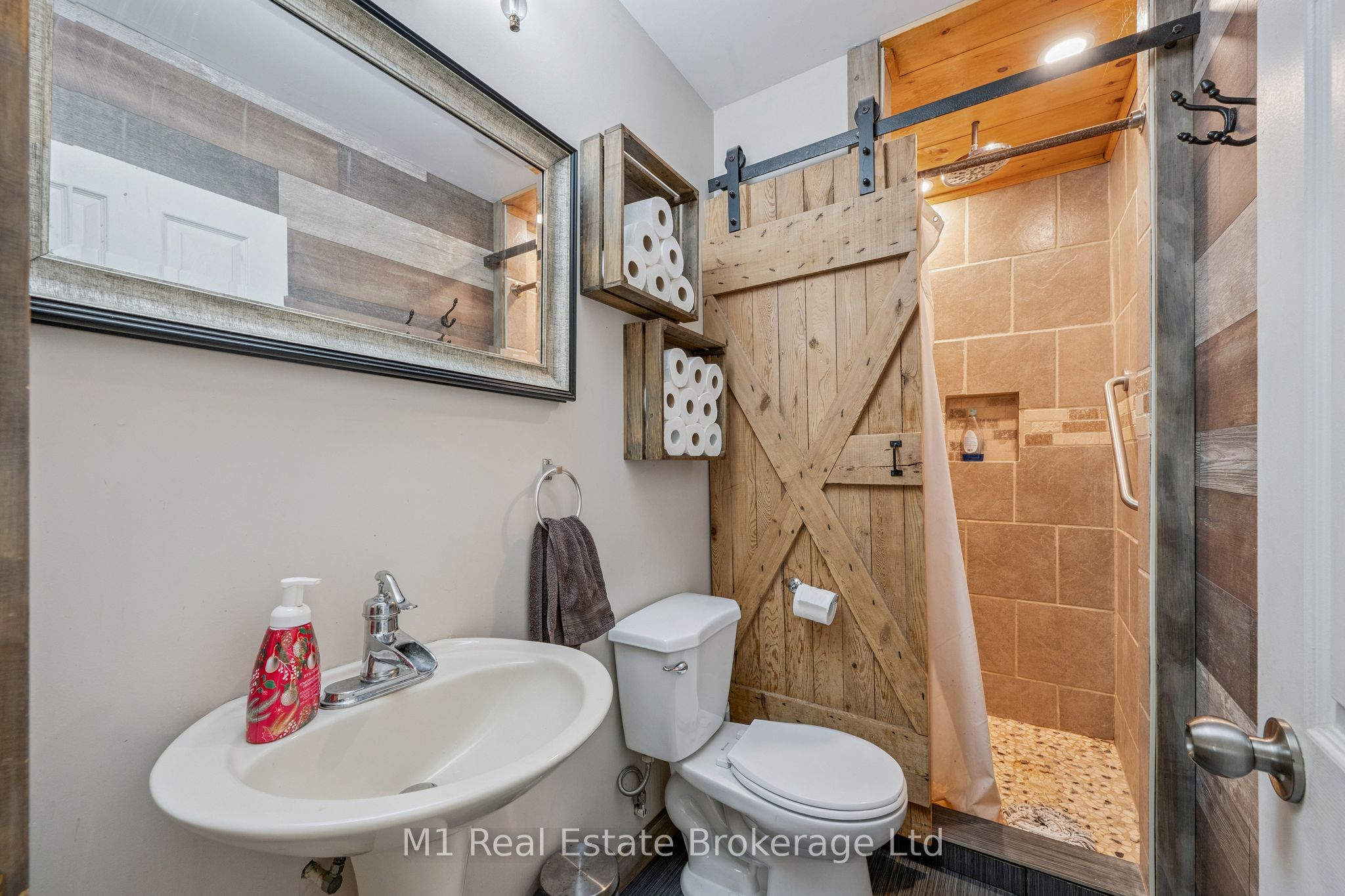 125 Elora Street S Property Photo 20