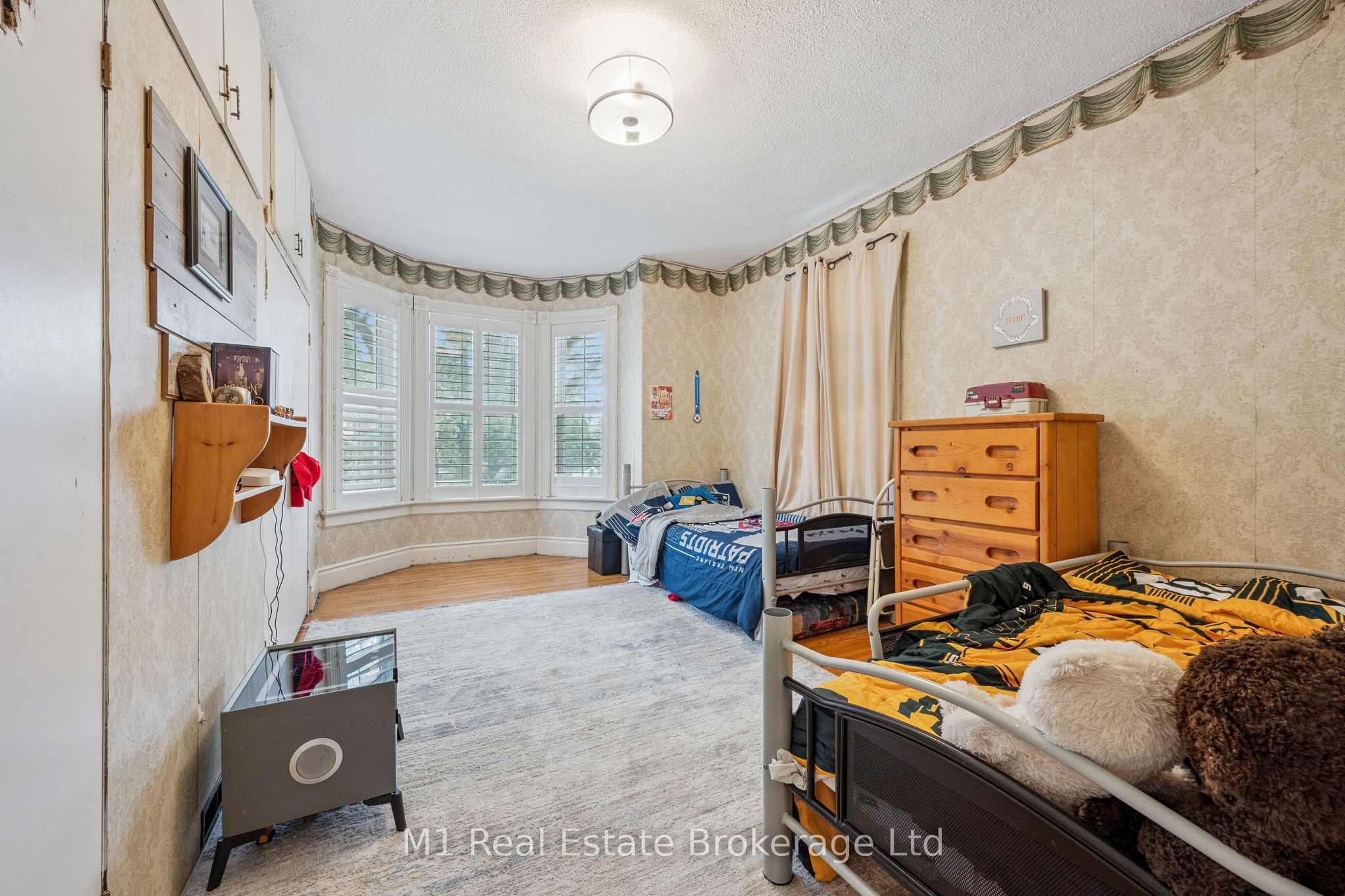 125 Elora Street S Property Photo 24