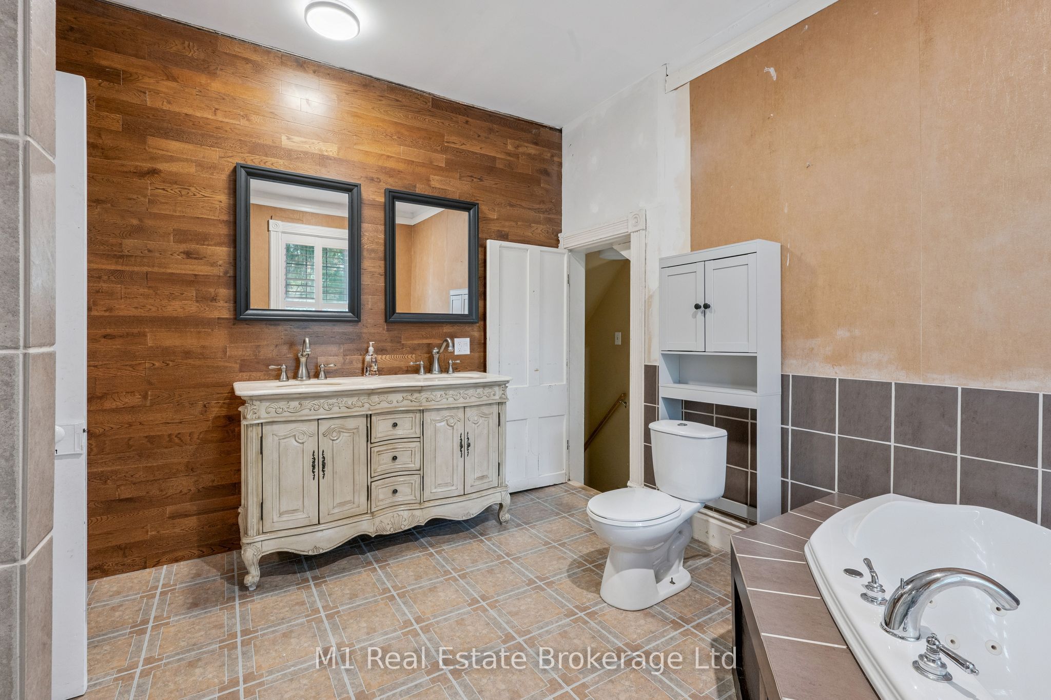 125 Elora Street S Property Photo 28