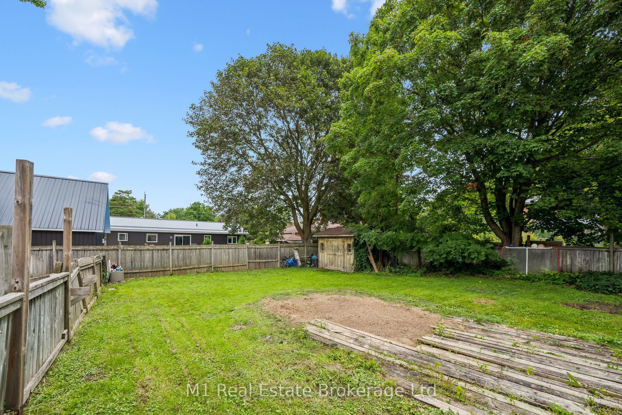 125 Elora Street S Property Photo 32
