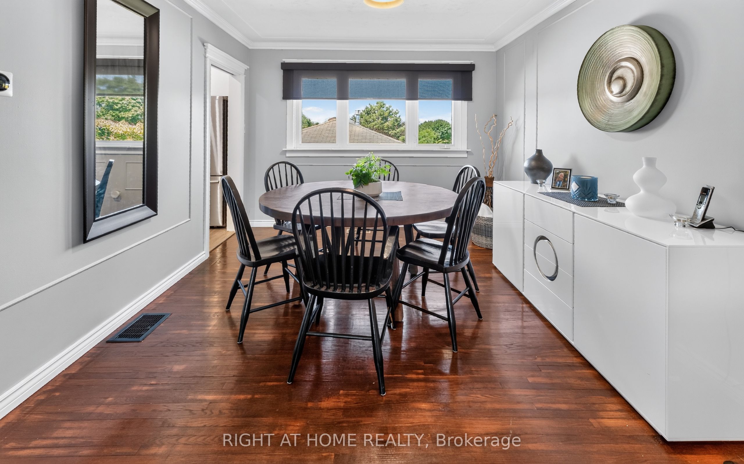 366 Burlington Crescent Property Photo 6