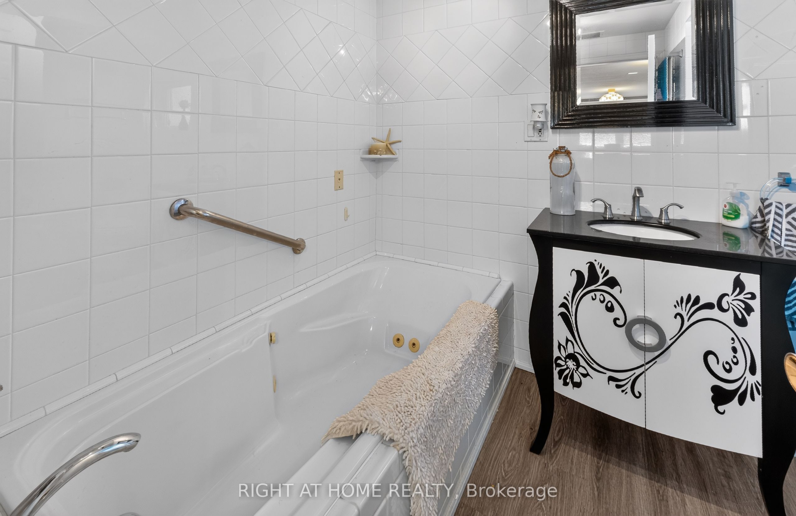 366 Burlington Crescent Property Photo 9