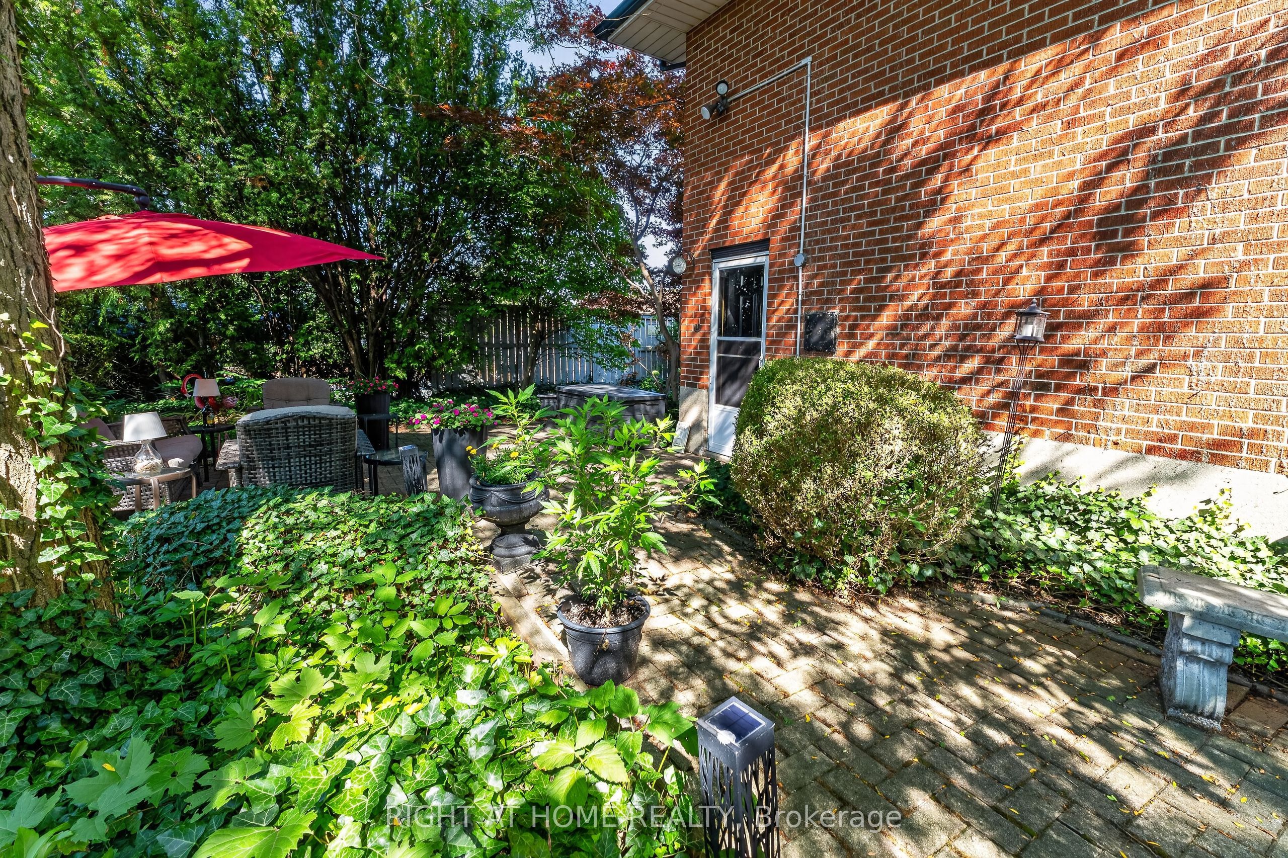 366 Burlington Crescent Property Photo 32