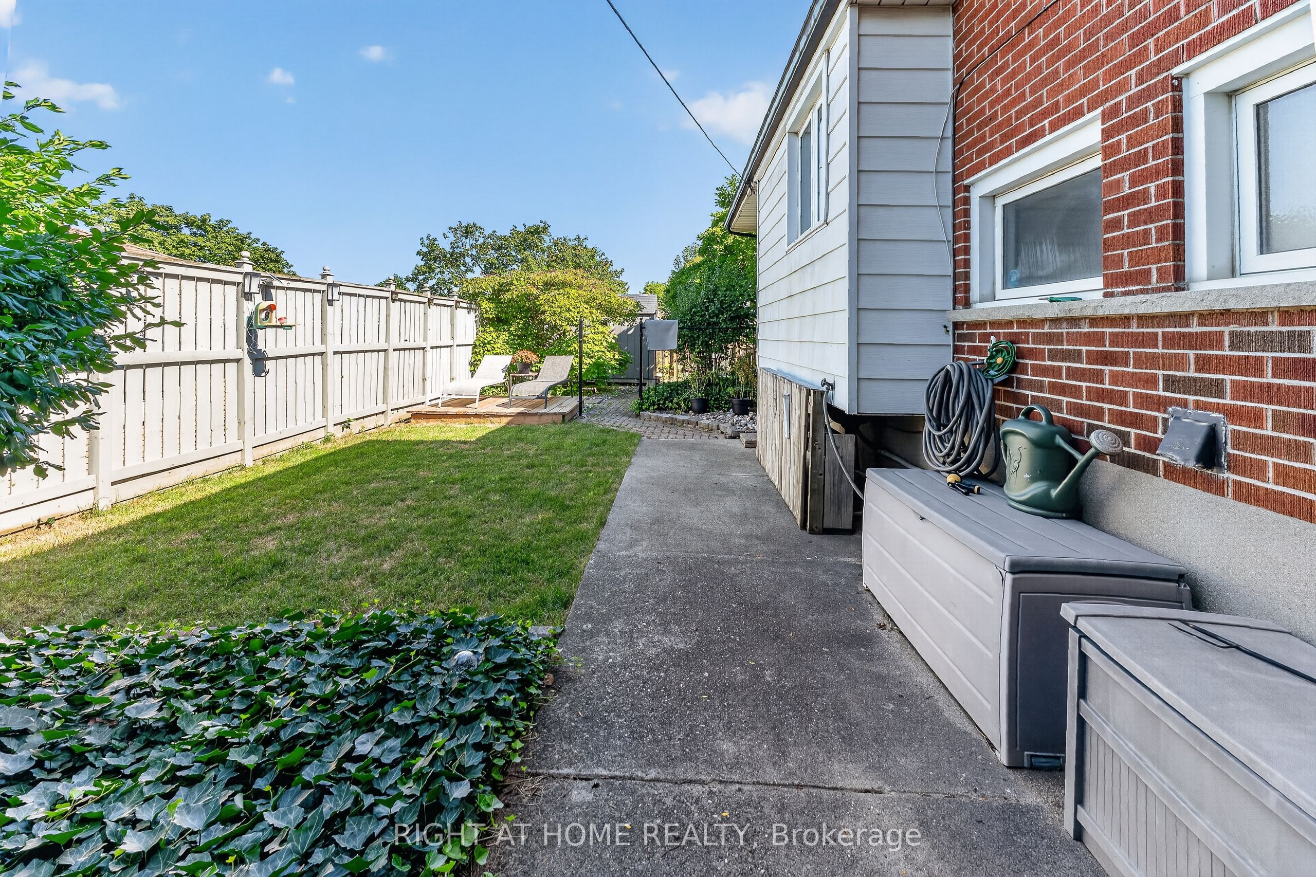 366 Burlington Crescent Property Photo 38