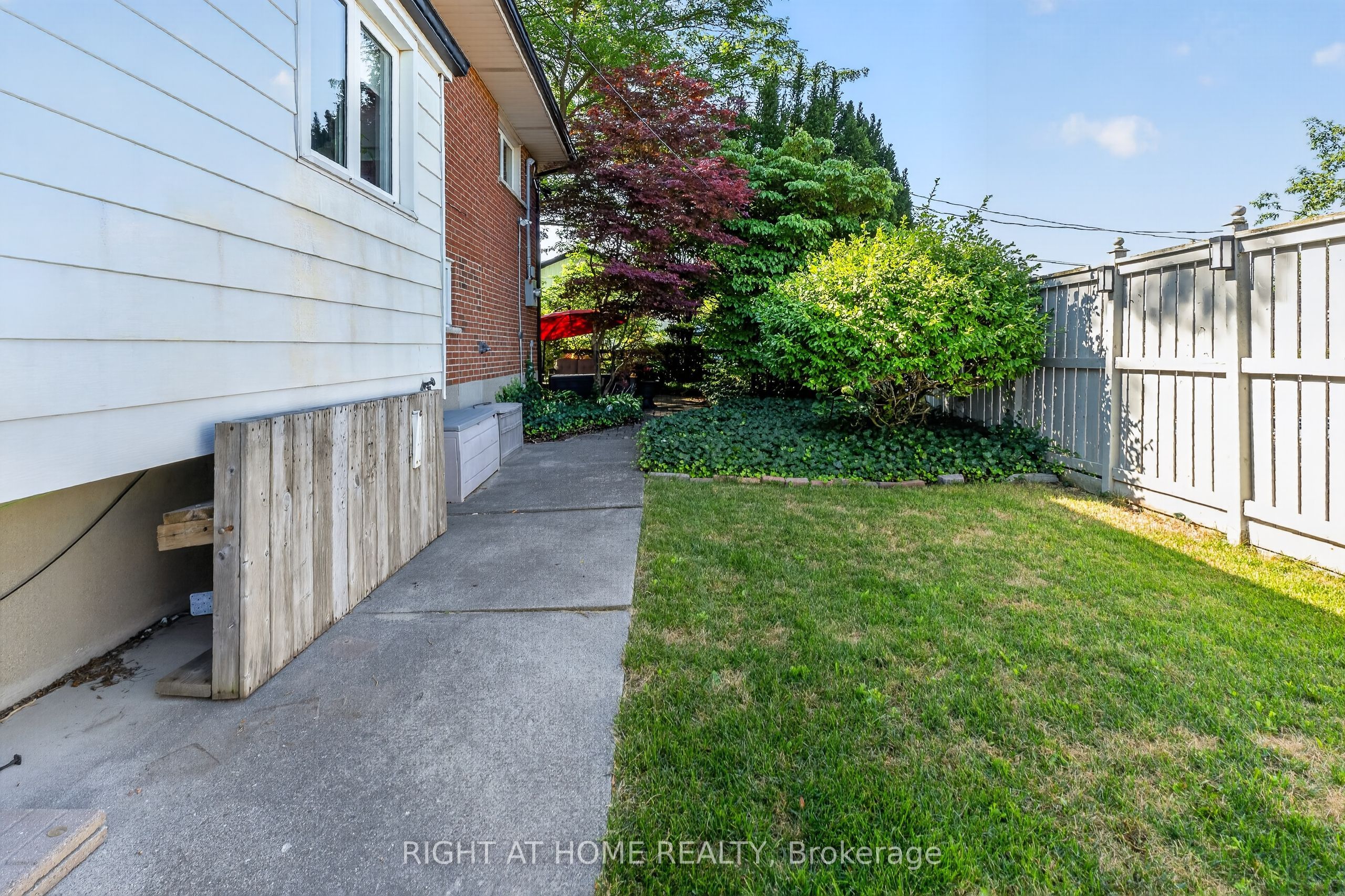 366 Burlington Crescent Property Photo 39