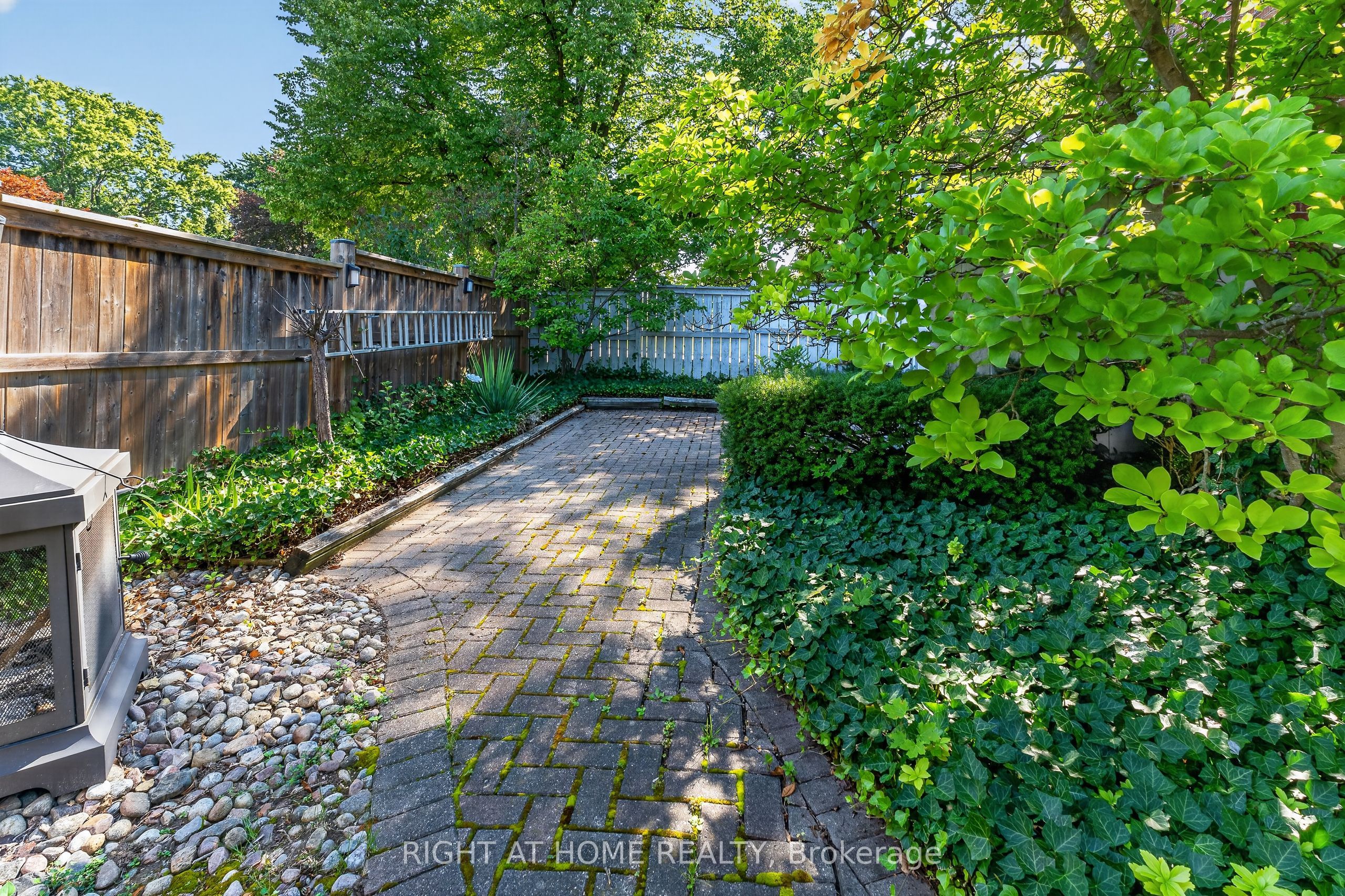 366 Burlington Crescent Property Photo 41