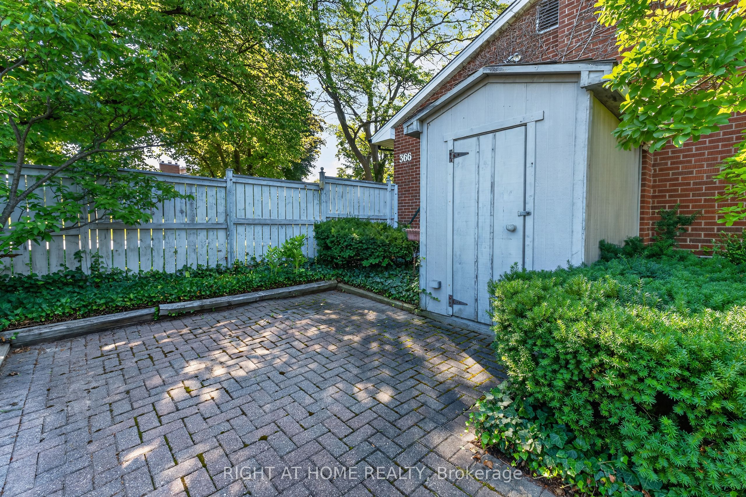 366 Burlington Crescent Property Photo 42