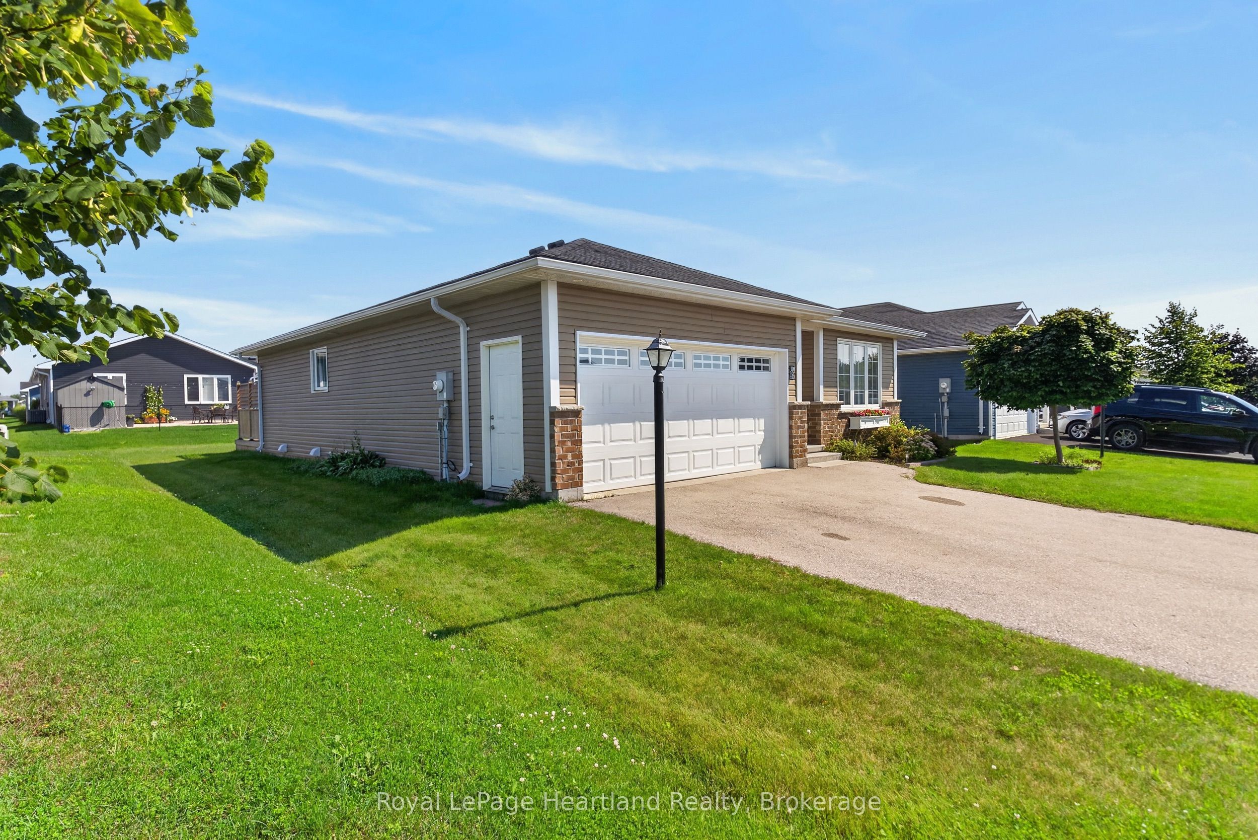 12 Windward Way N Property Photo 5