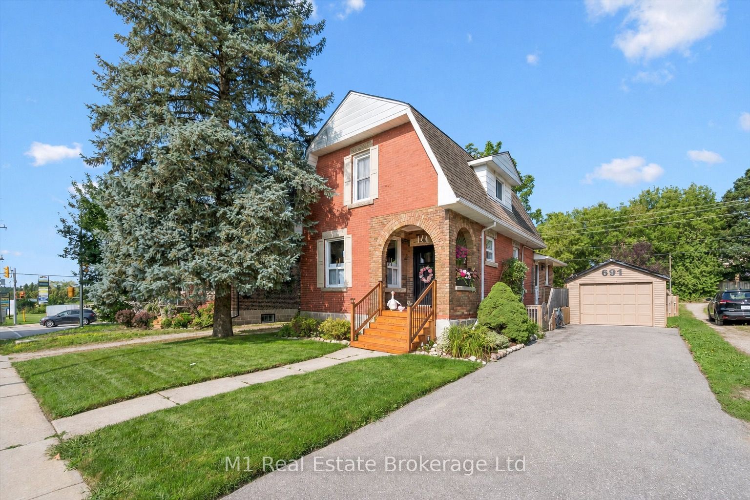 691 St Andrew Street W