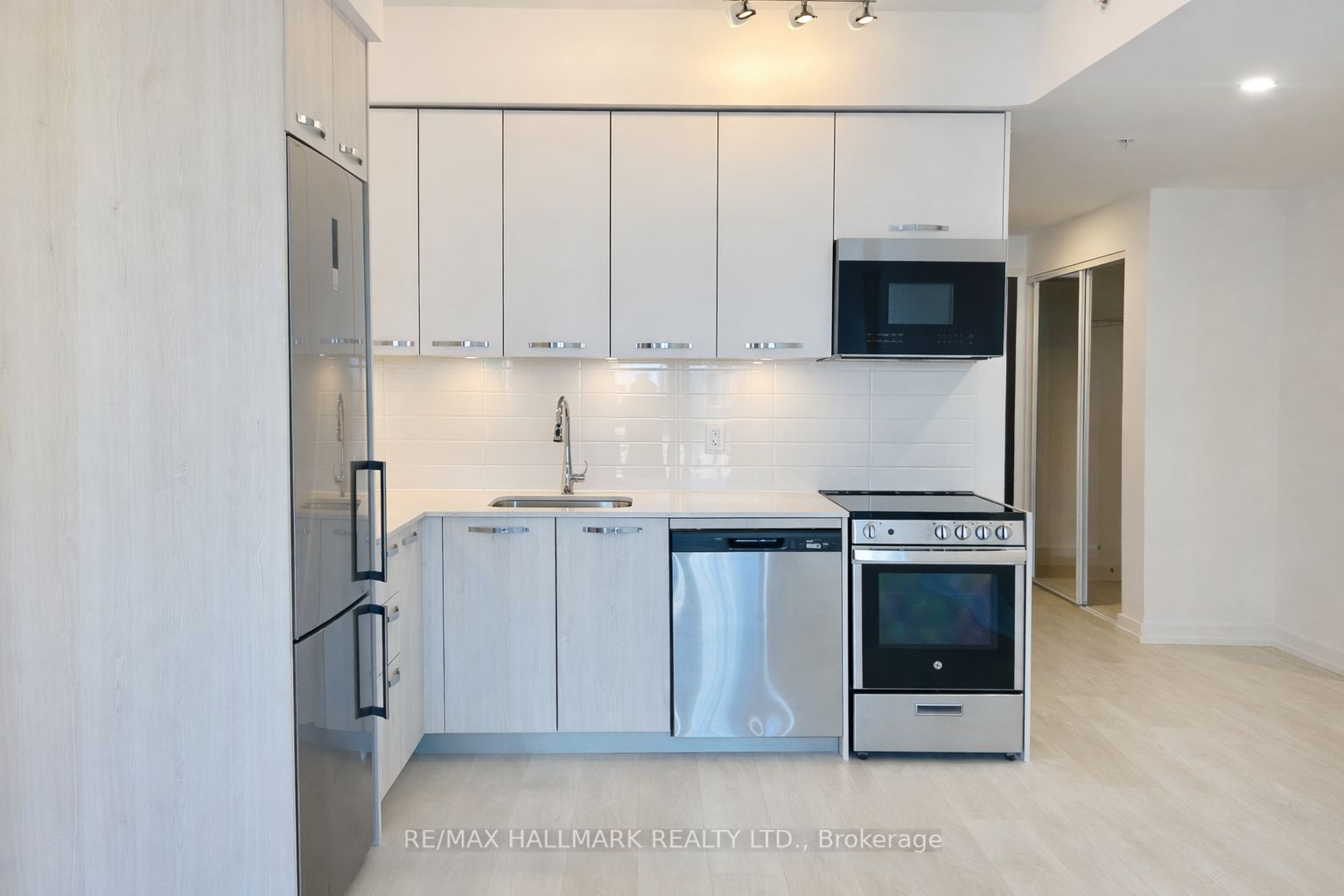 75 James Street S 713 Property Photo 1
