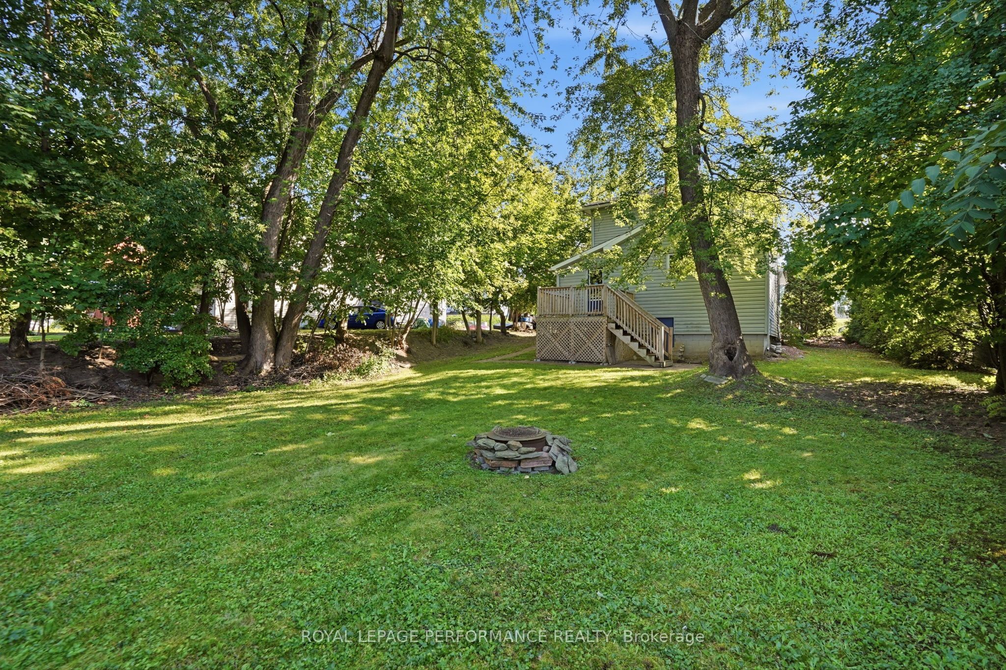 131 Nelson Street E Property Photo 3
