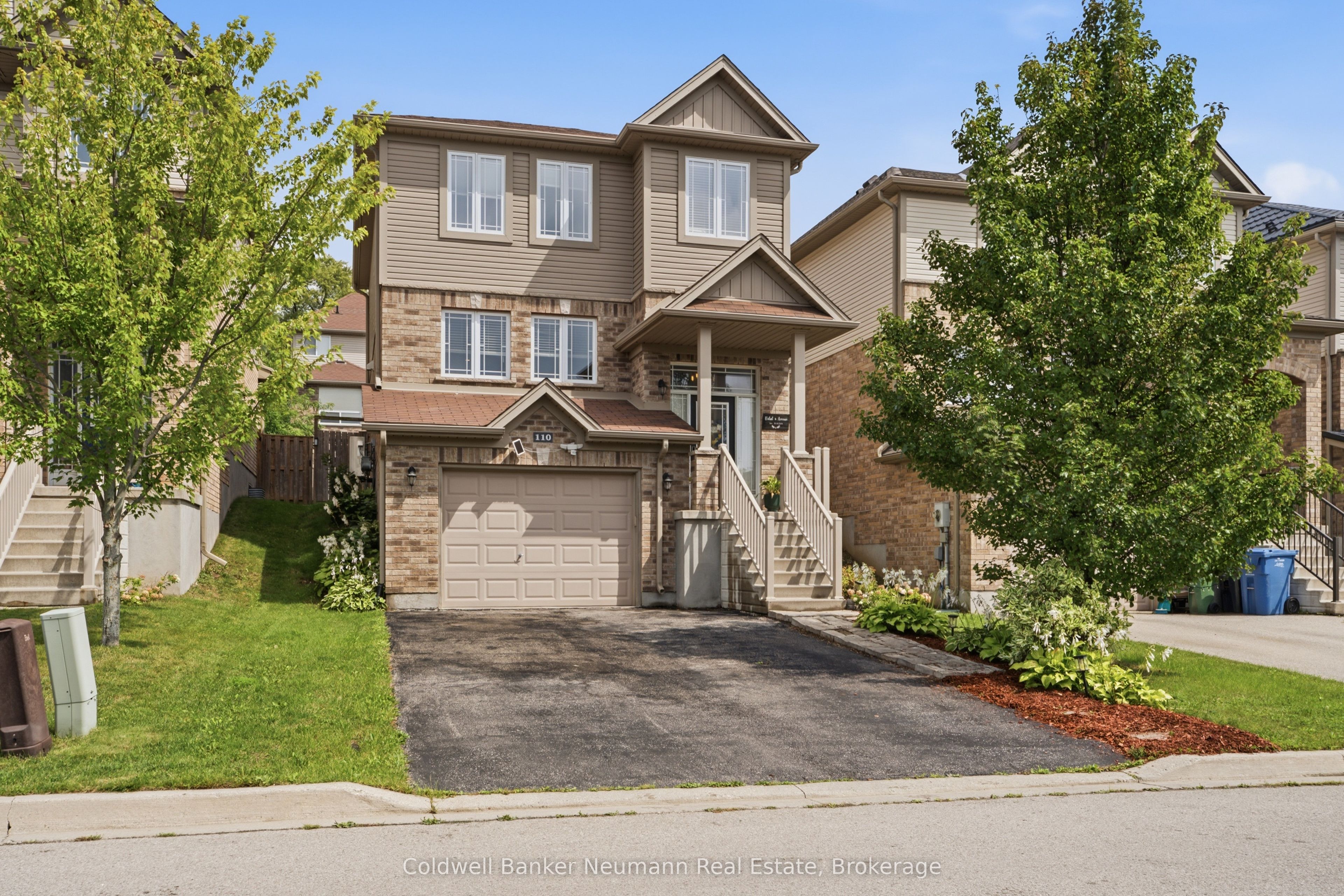 110 Oakes Crescent Property Photo 1