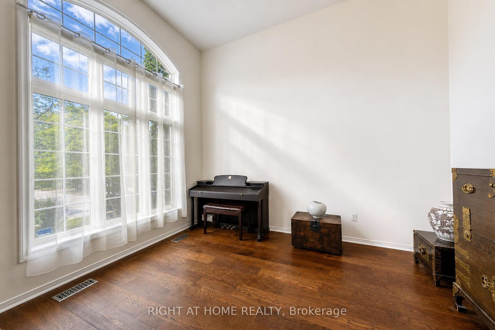 27 Thoroughbred Boulevard Property Photo 3