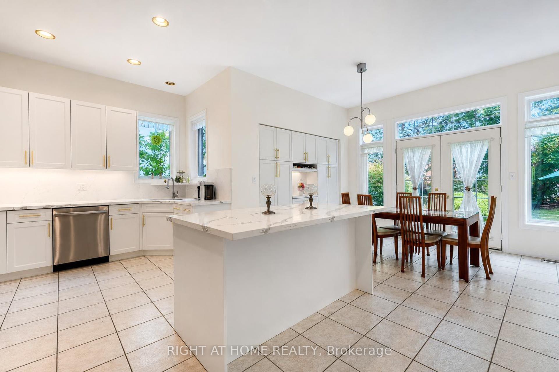 27 Thoroughbred Boulevard Property Photo 8