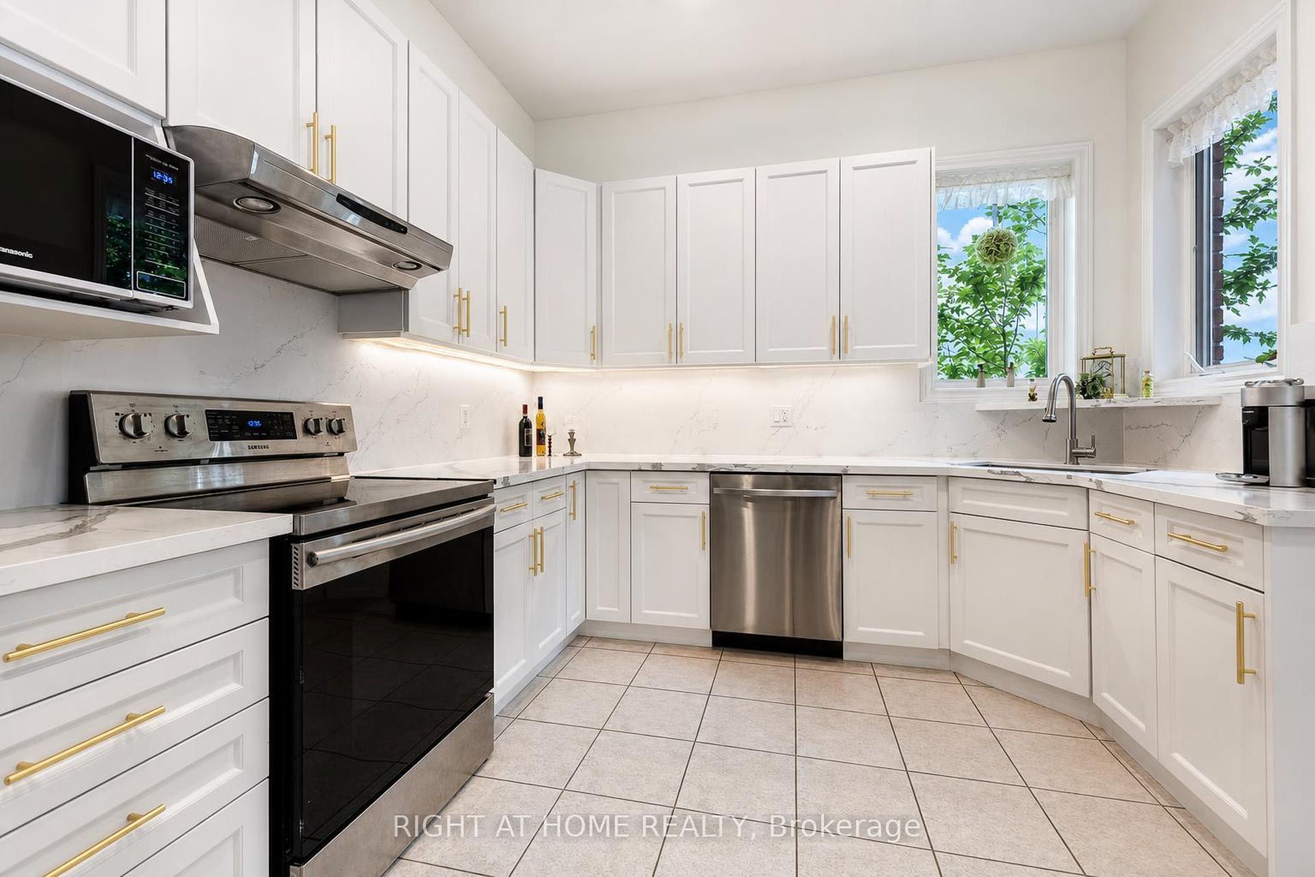 27 Thoroughbred Boulevard Property Photo 12