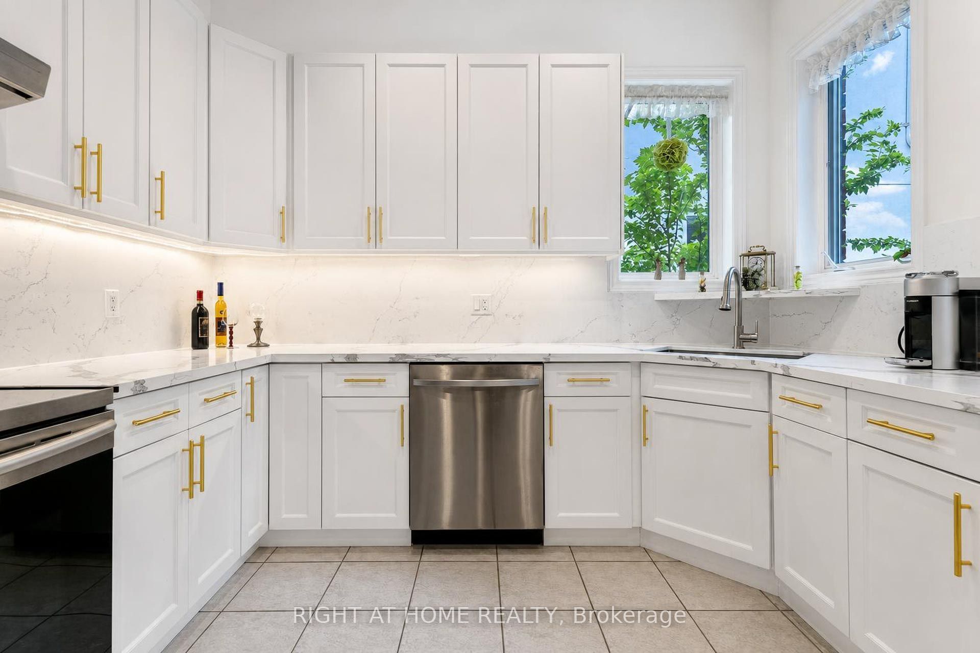 27 Thoroughbred Boulevard Property Photo 13