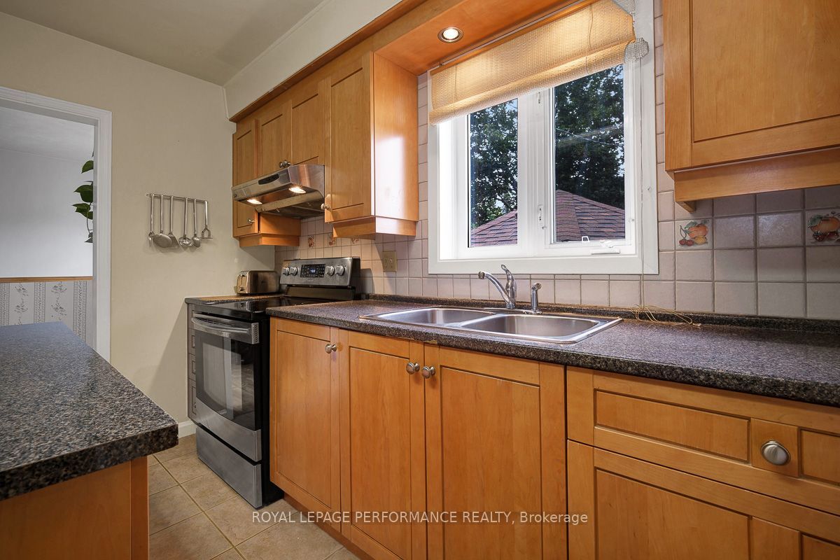550 Wolffdale Crescent Property Photo 16