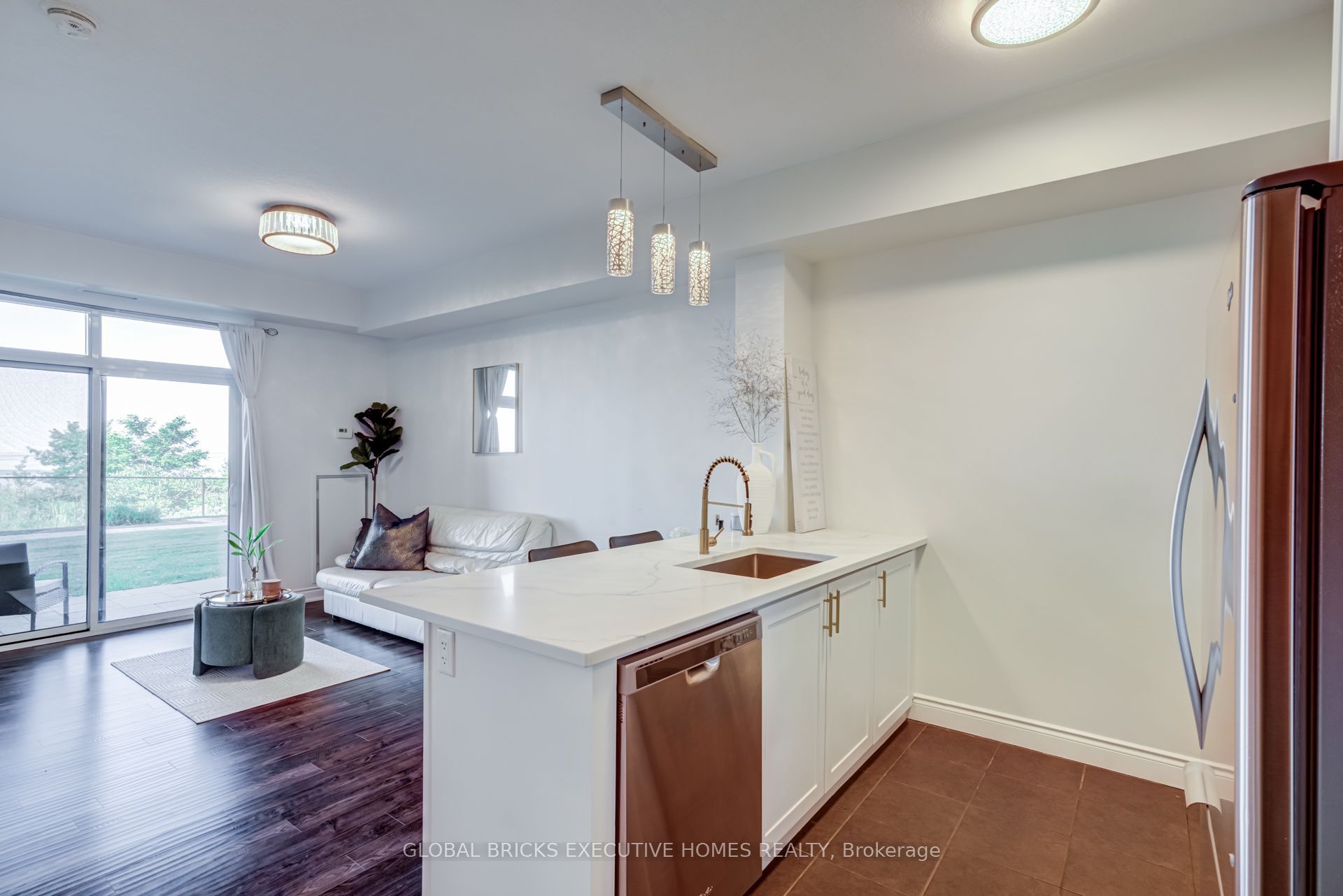 35 Southshore Crescent #106 Property Photo 6