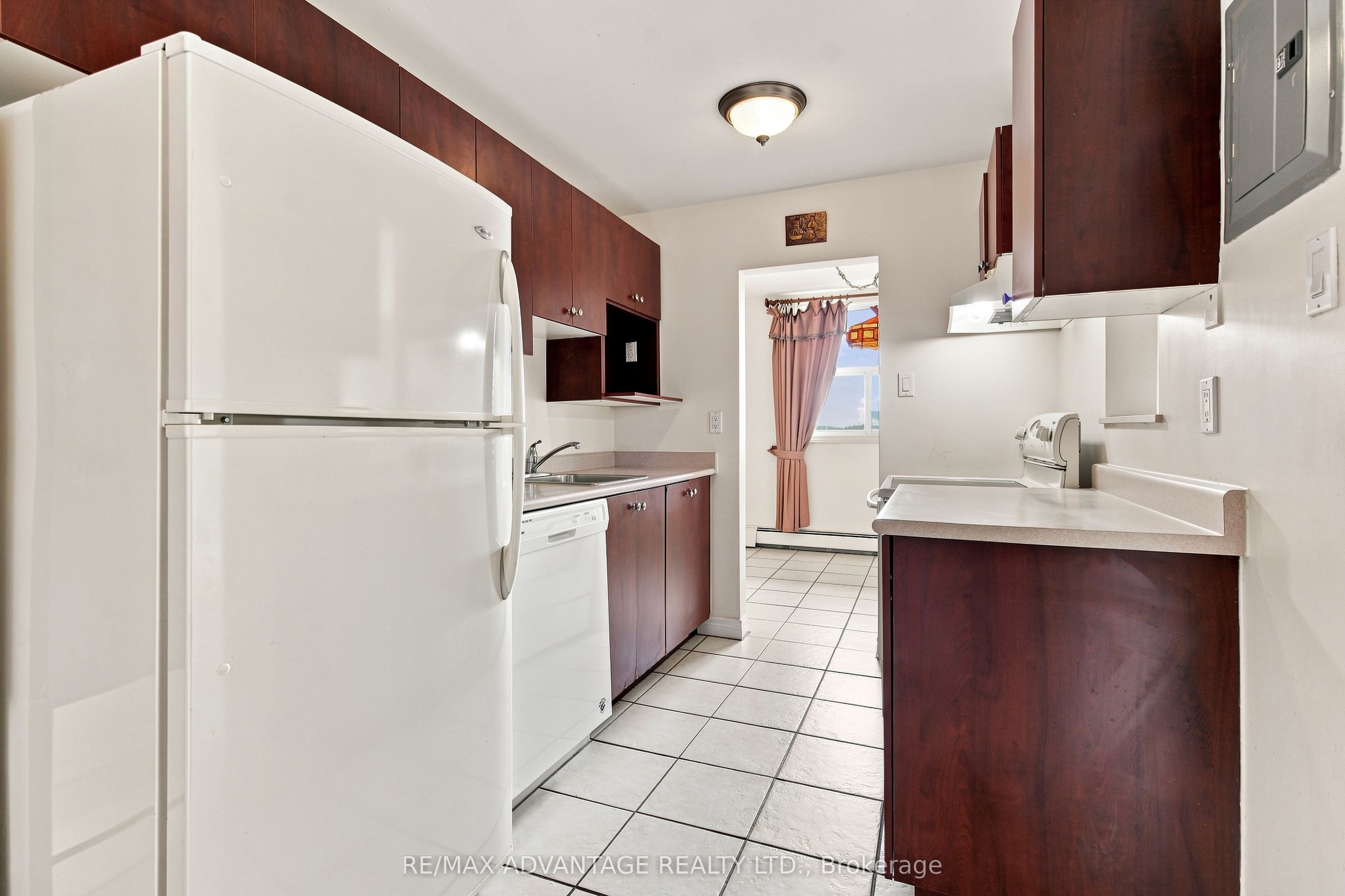 931 Wonderland Road S 1005 Property Photo 13