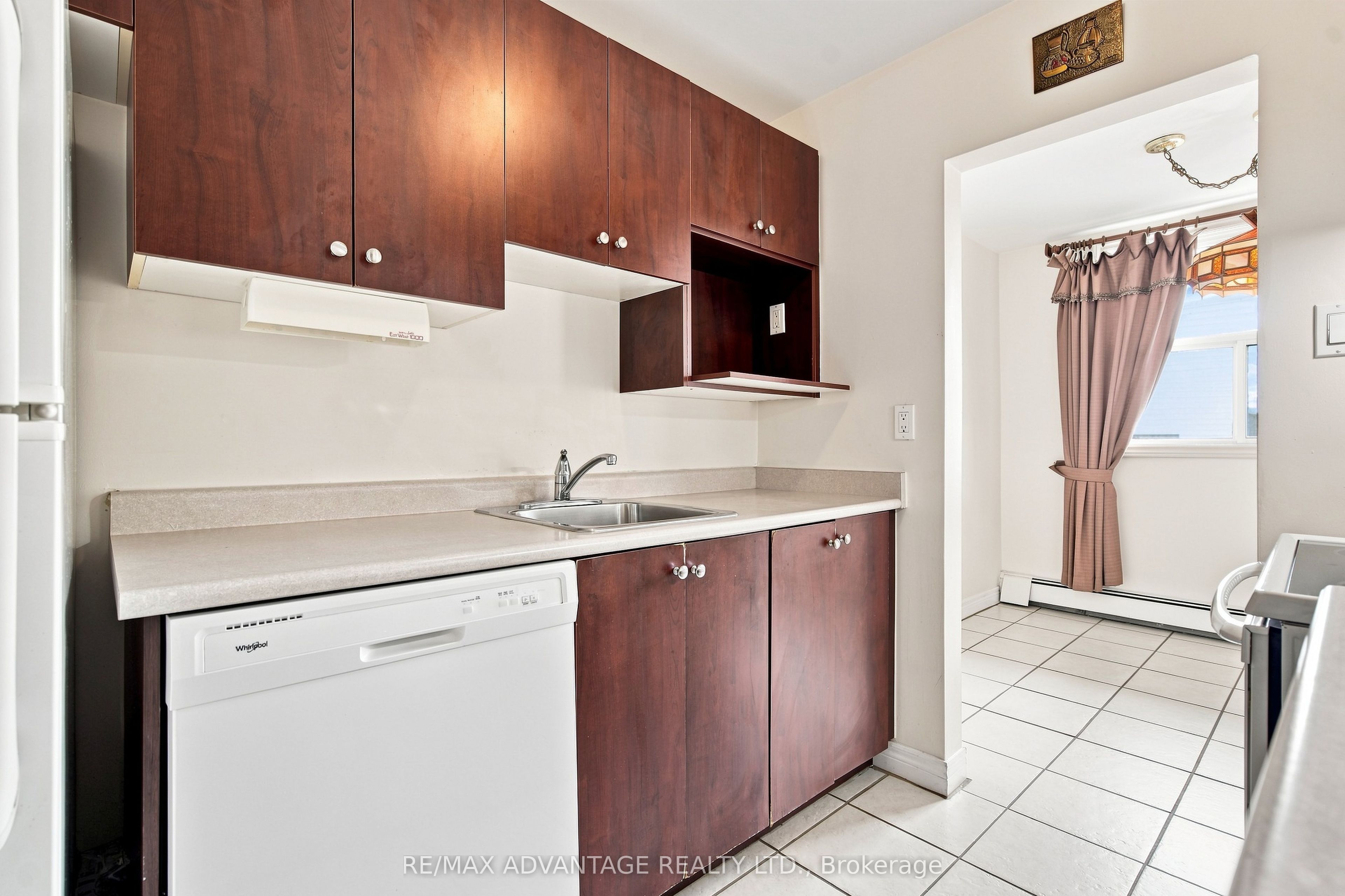 931 Wonderland Road S 1005 Property Photo 14