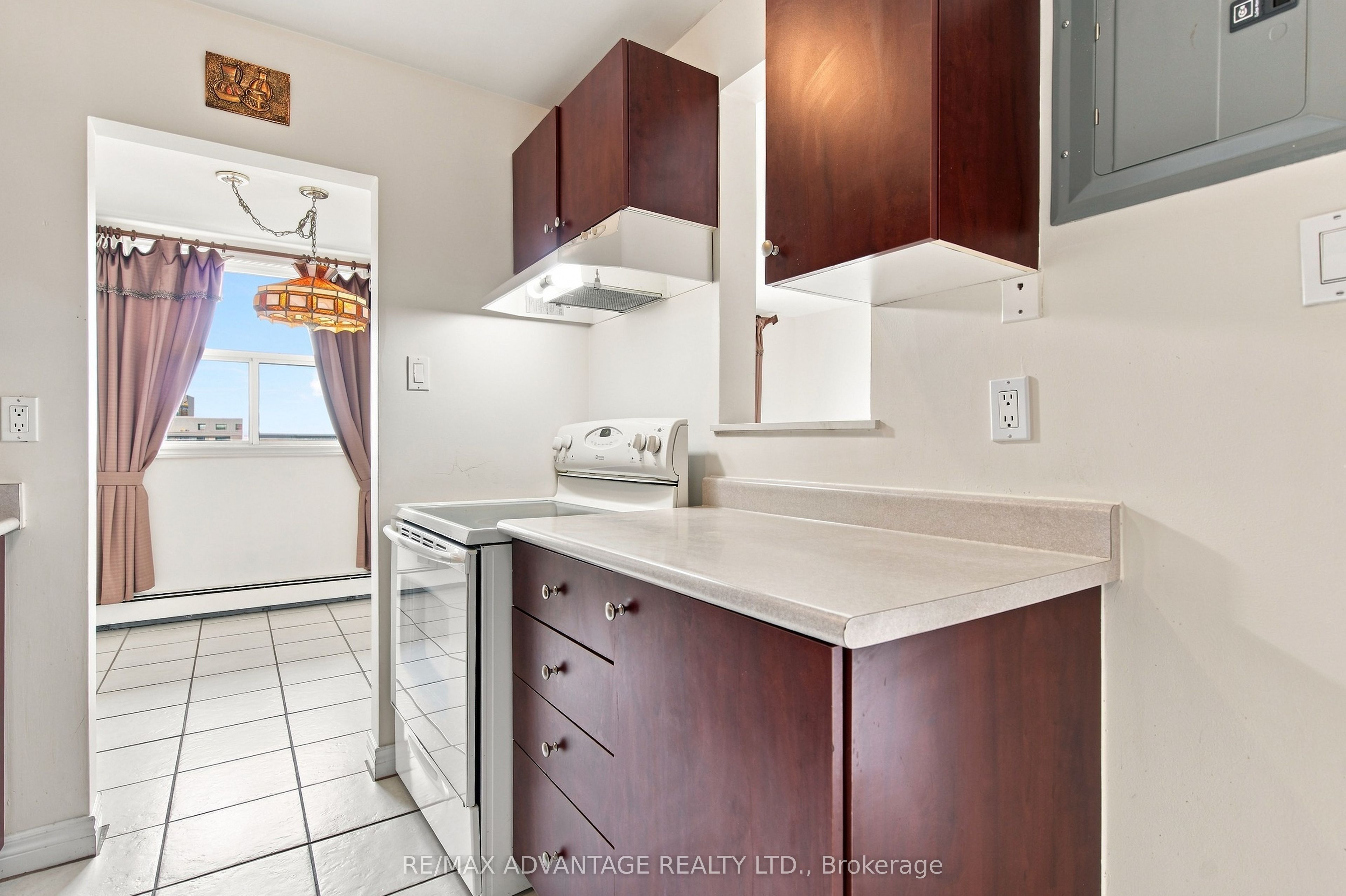 931 Wonderland Road S 1005 Property Photo 15
