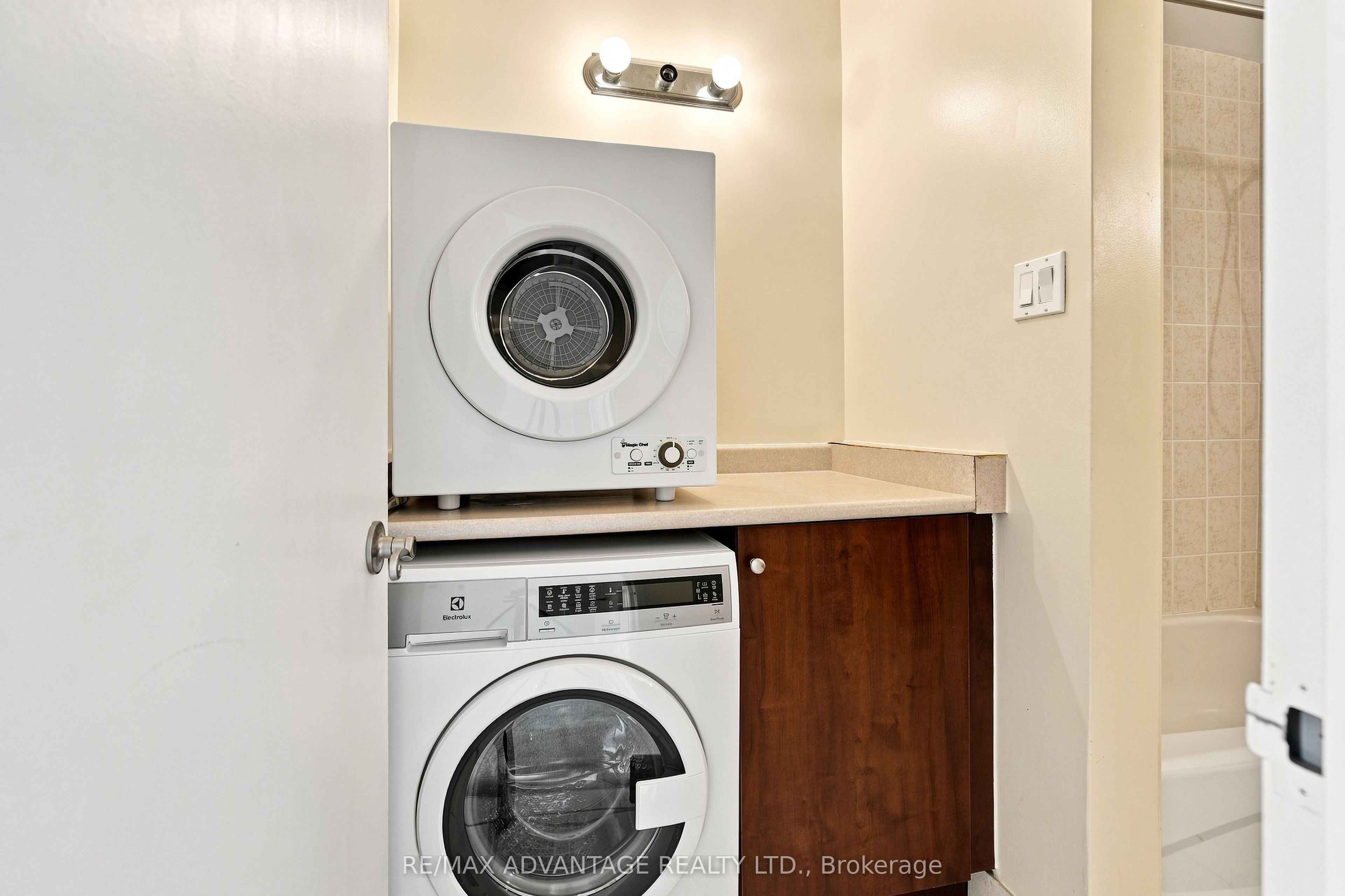 931 Wonderland Road S 1005 Property Photo 23
