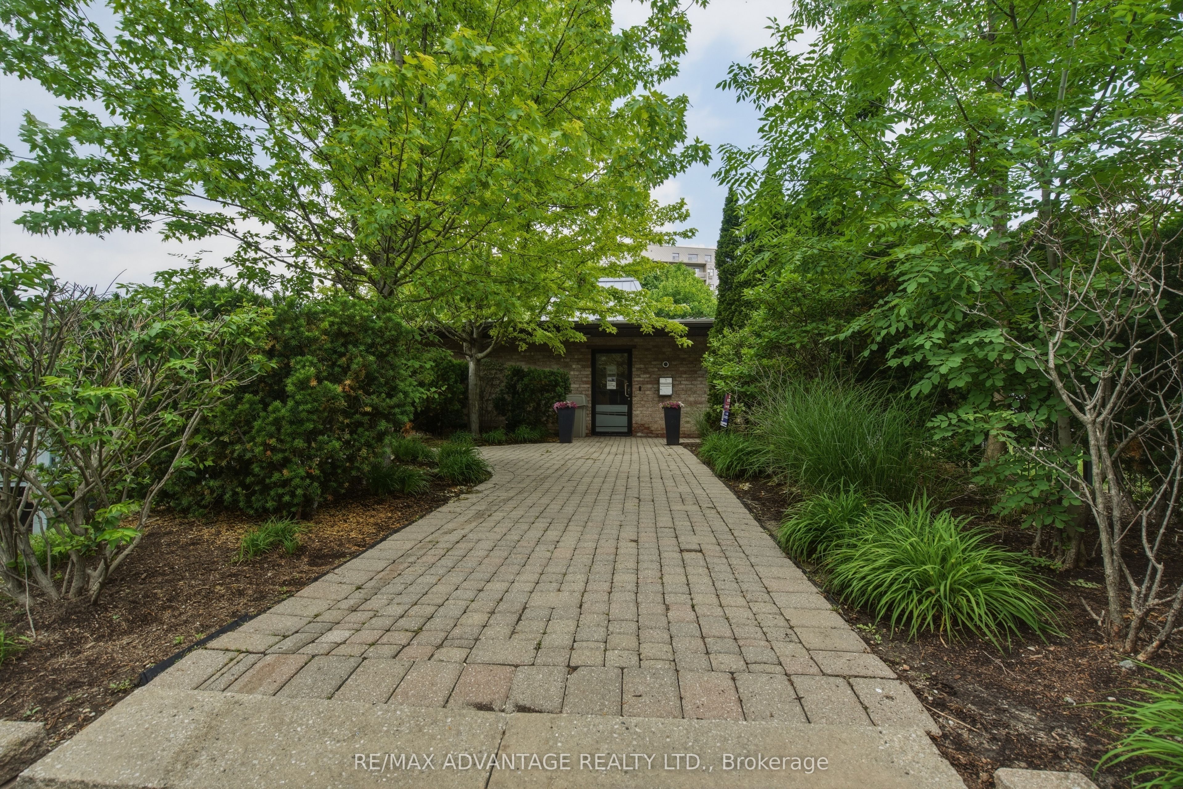 931 Wonderland Road S 1005 Property Photo 33