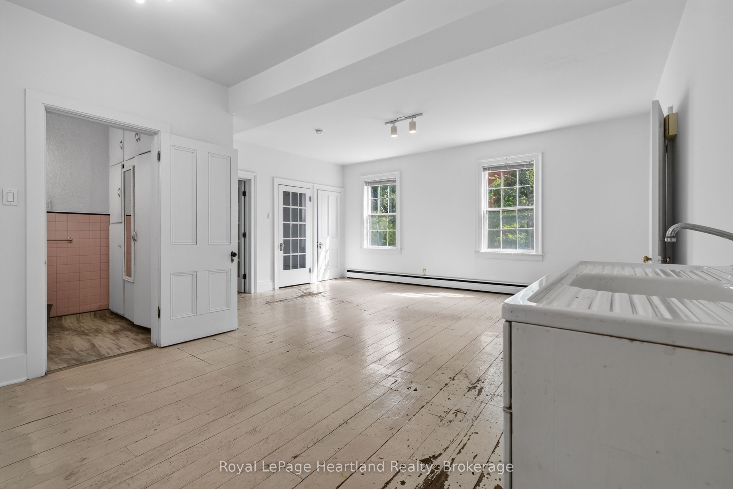 18 Nelson Street E Property Photo 4