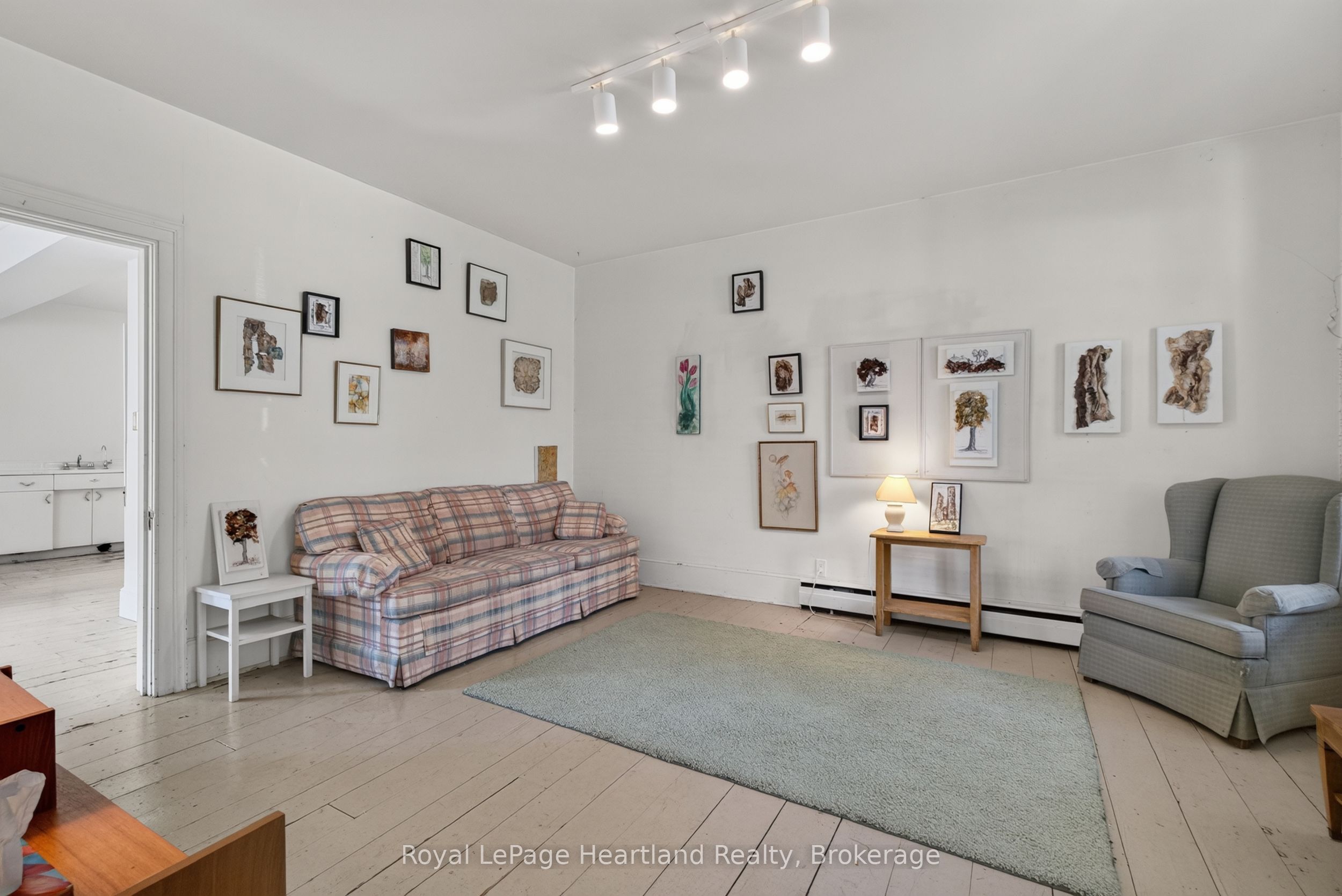 18 Nelson Street E Property Photo 6