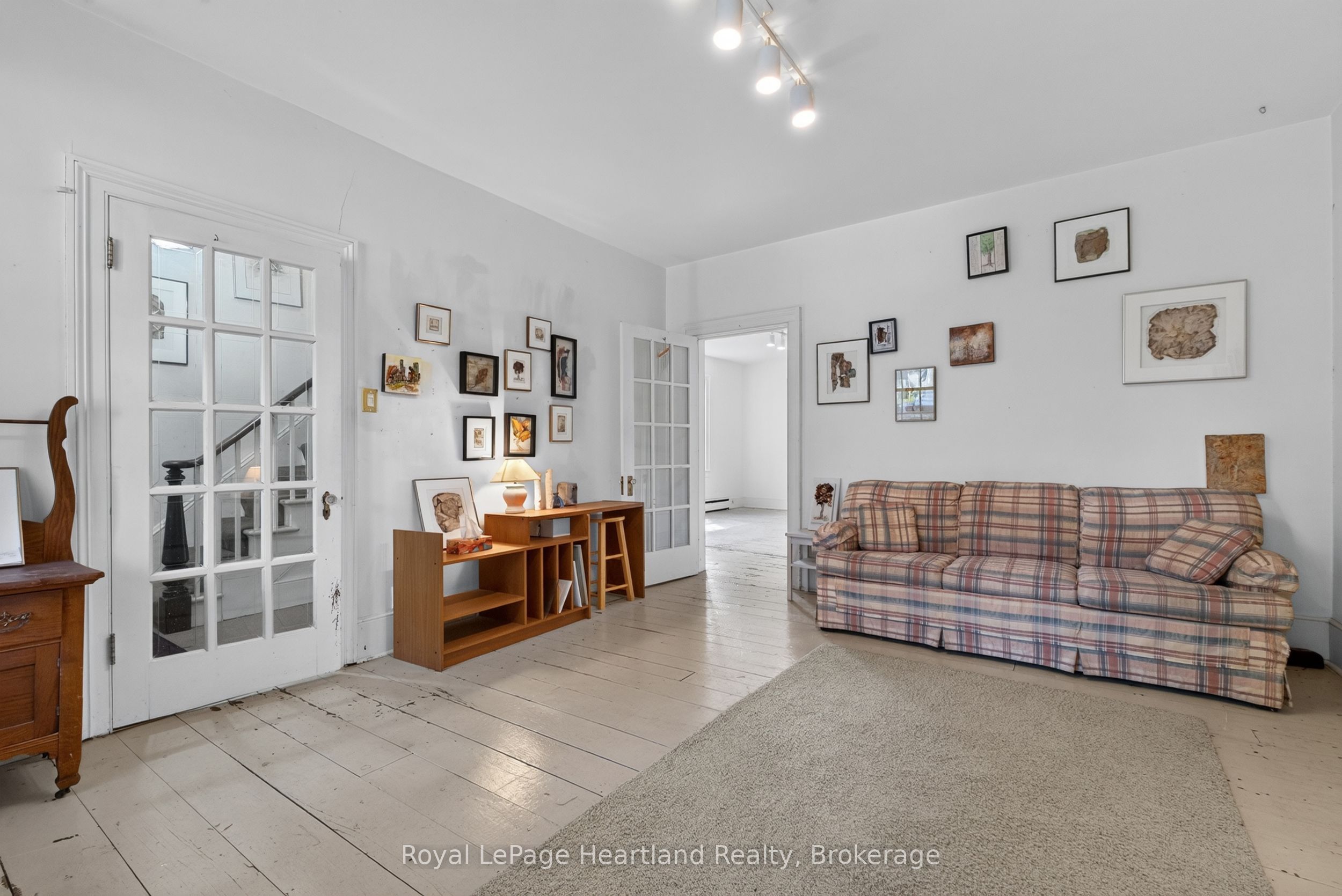 18 Nelson Street E Property Photo 7